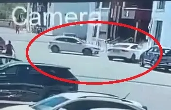 Diyarbakır'da site içinde korku dolu anlar: Kontrolden çıkan otomobil duvara çakıldı