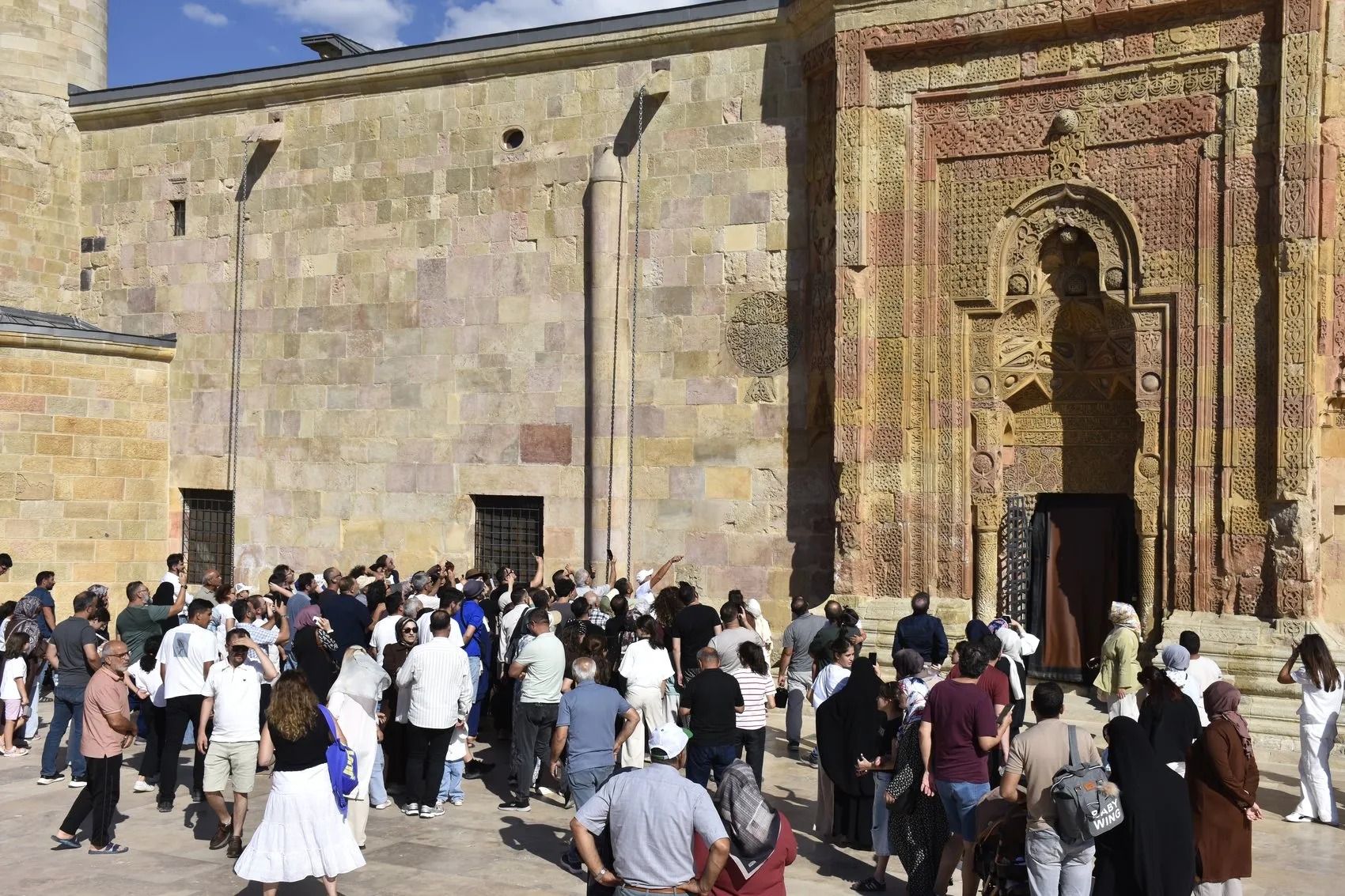 Taşın dile geldiği an: Divriği'de güneşin gölgeyle yazdığı namaz silüeti