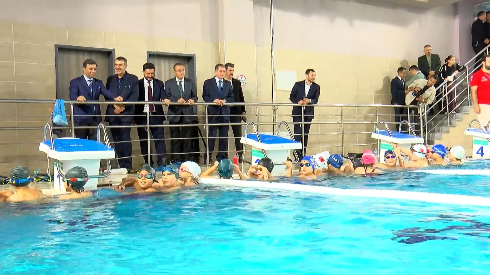 Bakan Tekin'in Bağcılar mesaisi: Genç sporcularla bir araya geldi
