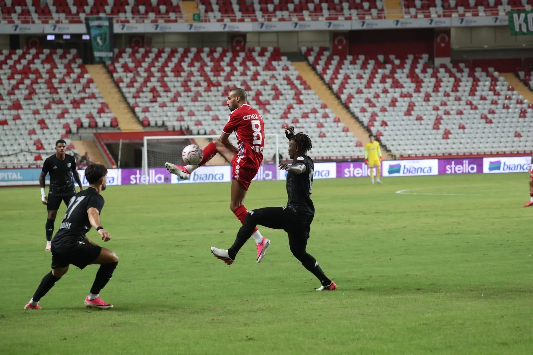 Antalya Stadyumu'nda karanlık başlangıç: Antalyaspor sahadan üç golle çıktı