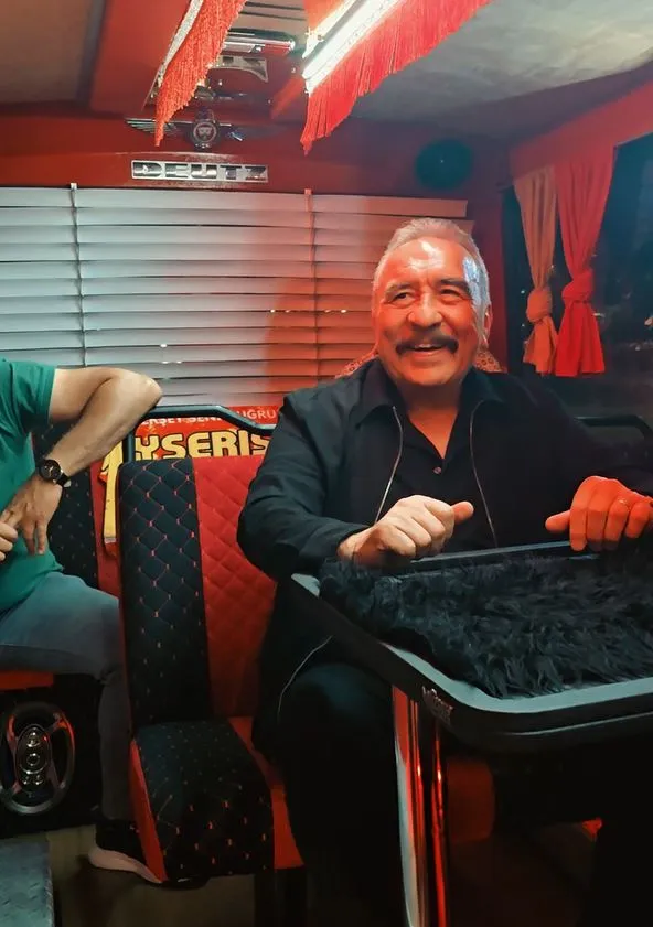 Kayseri sokaklarında nostalji rüzgarı: Ümit Besen konser alanına minibüsle giriş yaptı