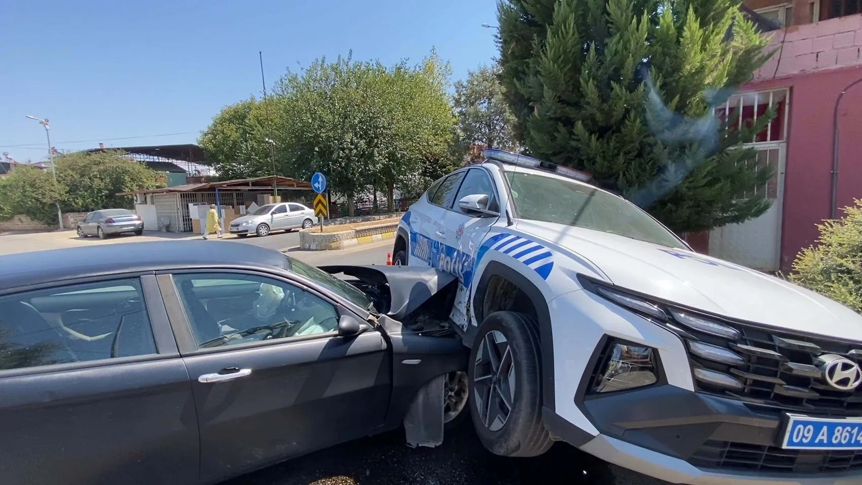 Nazilli'de trafik kazası: Polis aracı ve otomobil çarpıştı