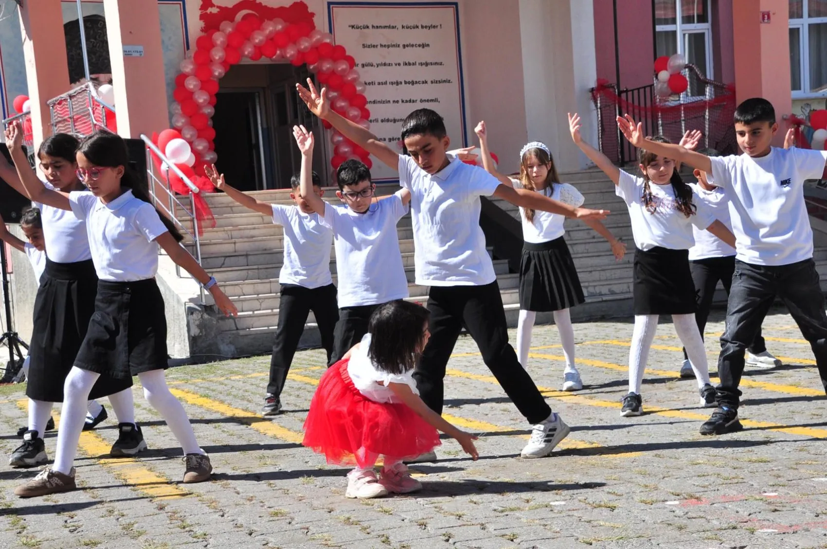 Minik Begüm'ün sahne heyecanı: Ağabeyine özendi, törenin yıldızı oldu