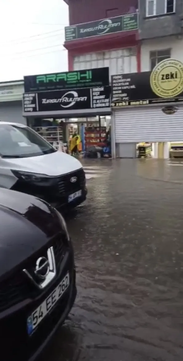 Sakarya'da on yılın en şiddetli yağışı: Şehir merkezinde hayat felç oldu