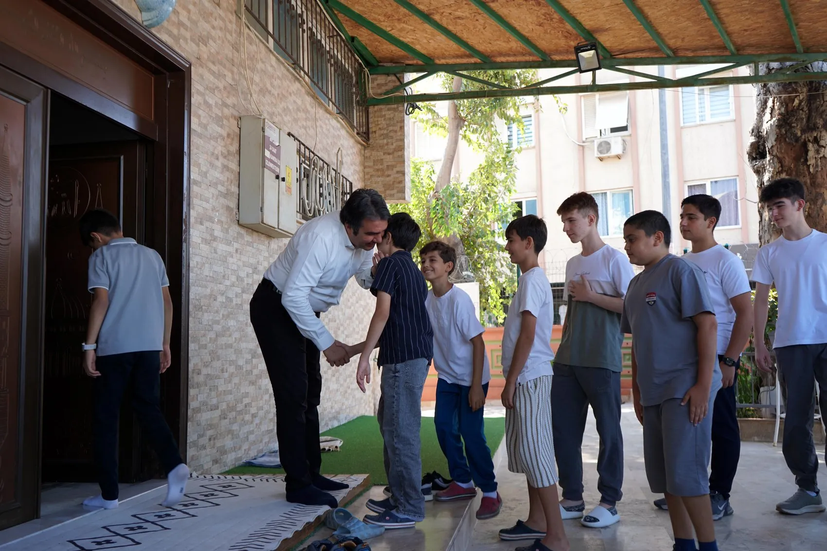 Cami kapısında başlayan tesadüf: Bir gencin arayışı binlerce gence umut oldu