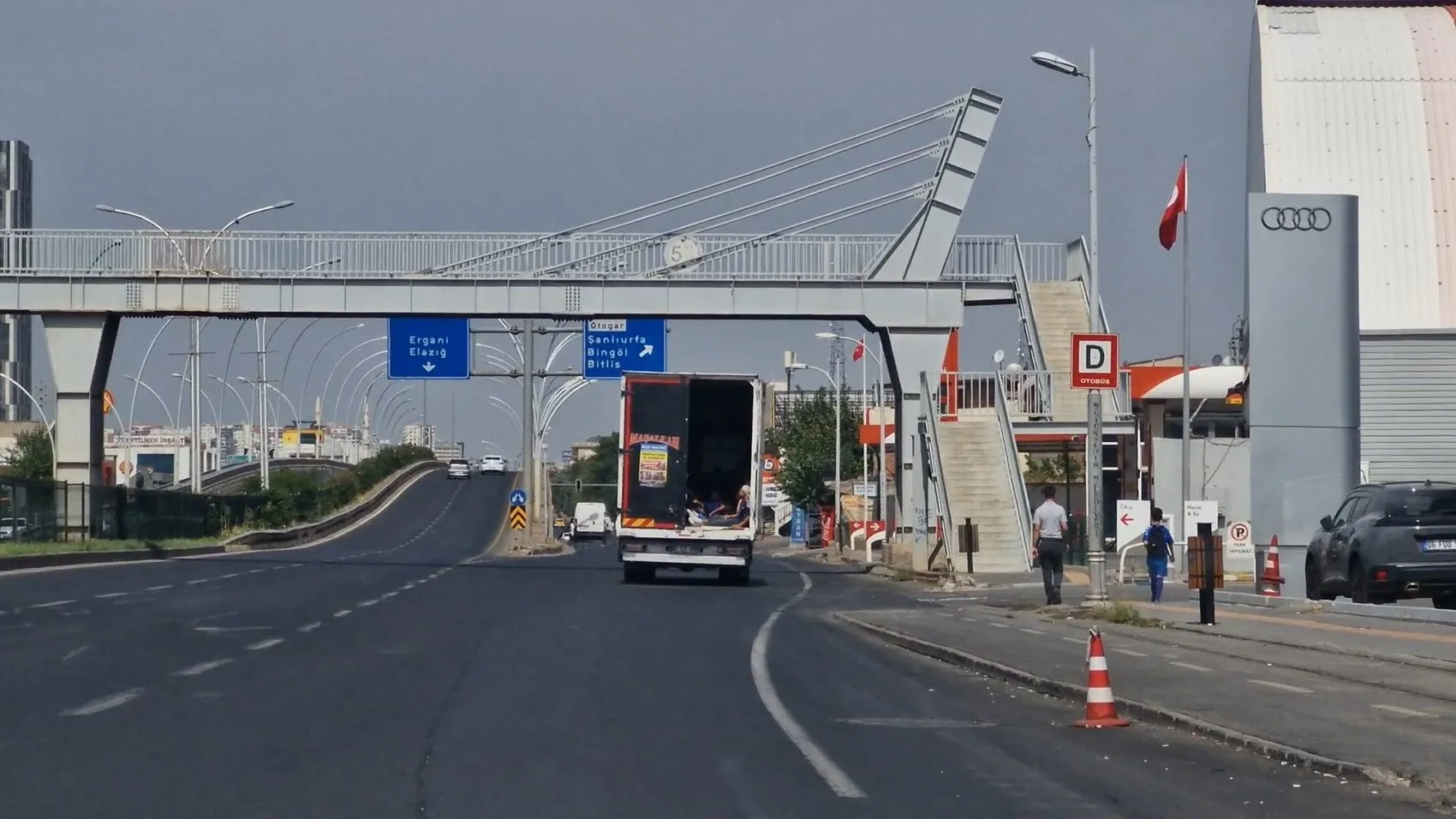 Diyarbakır trafiğinde yürekleri ağza getiren görüntüler: Ölümüne yolculuk kamerada
