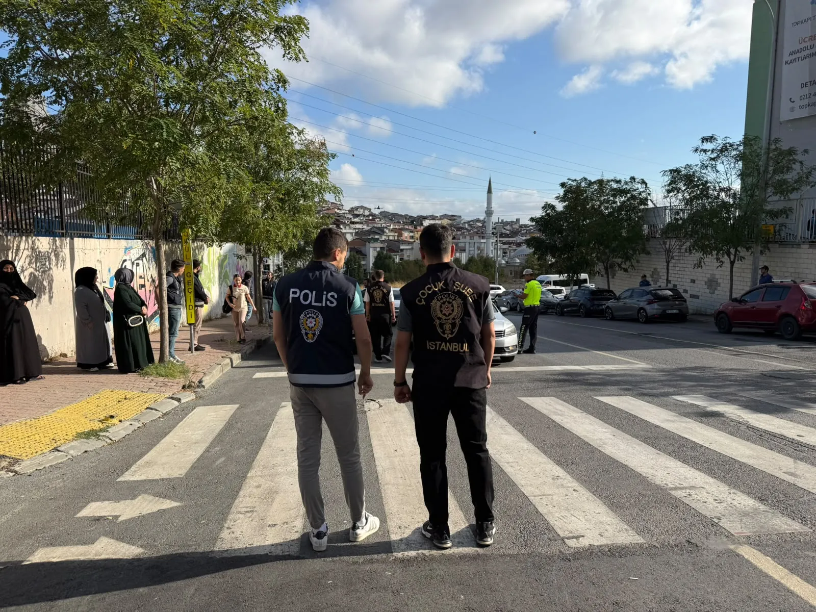 Esenyurt'ta okul zili çaldı, polis gökyüzünden göz hapsine aldı