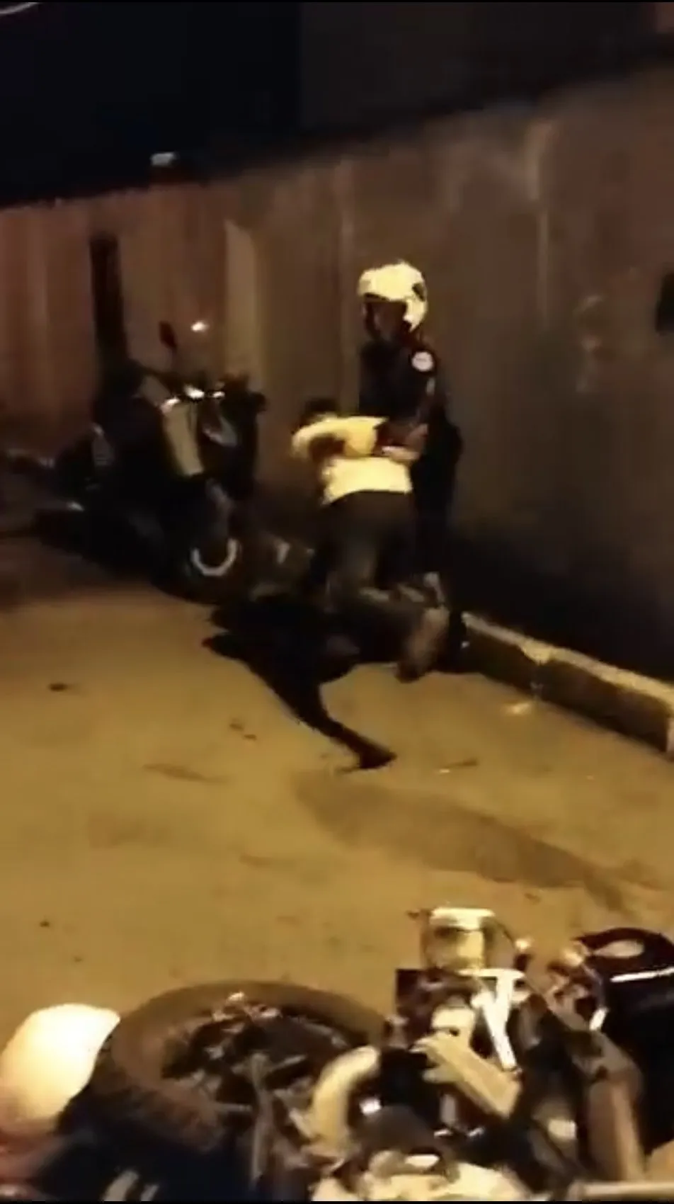 Beyoğlu'nda nefes kesen kovalamaca: Şüphelileri polisin elinden almak istediler