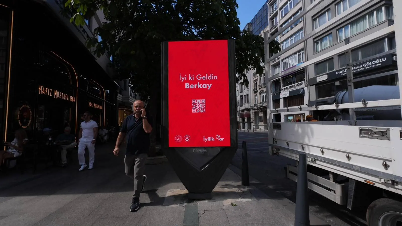 Billboardlardaki gizemli teşekkür mesajlarının sırrı çözüldü: İyilik hareketi başlıyor