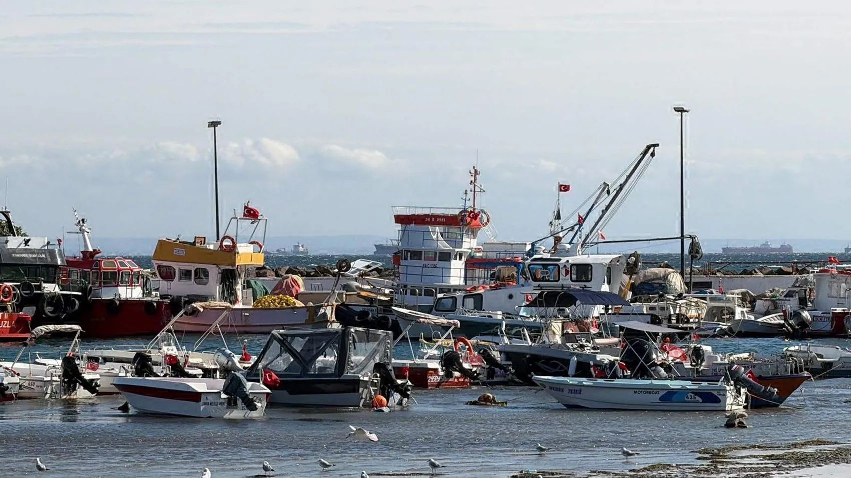 Tekirdağ'da hayatı durma noktasına getiren fırtına: Gökyüzü ve deniz sessizliğe büründü