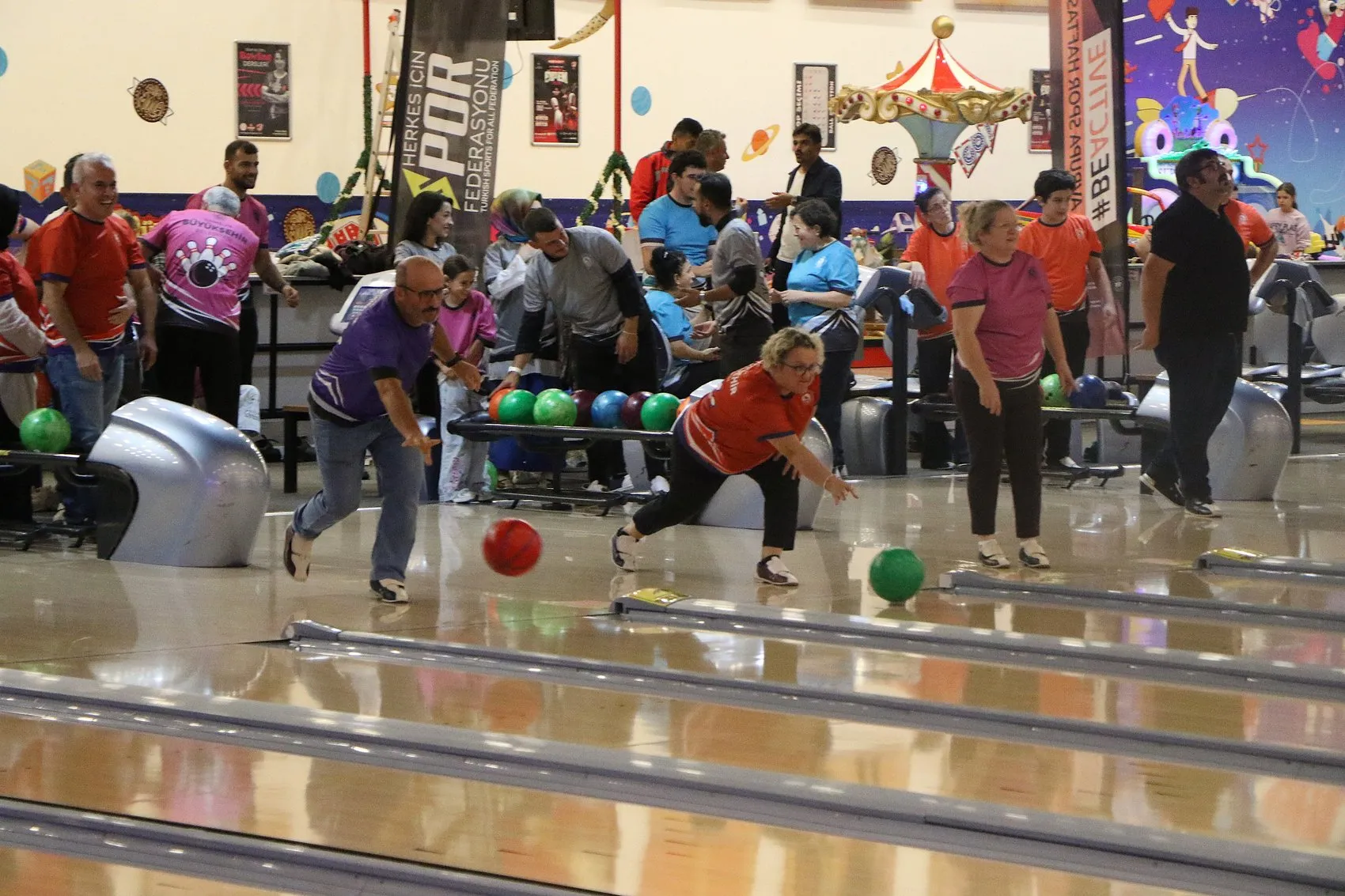 Samsun'da sessizliğin sesi bowling salonunda yankılandı