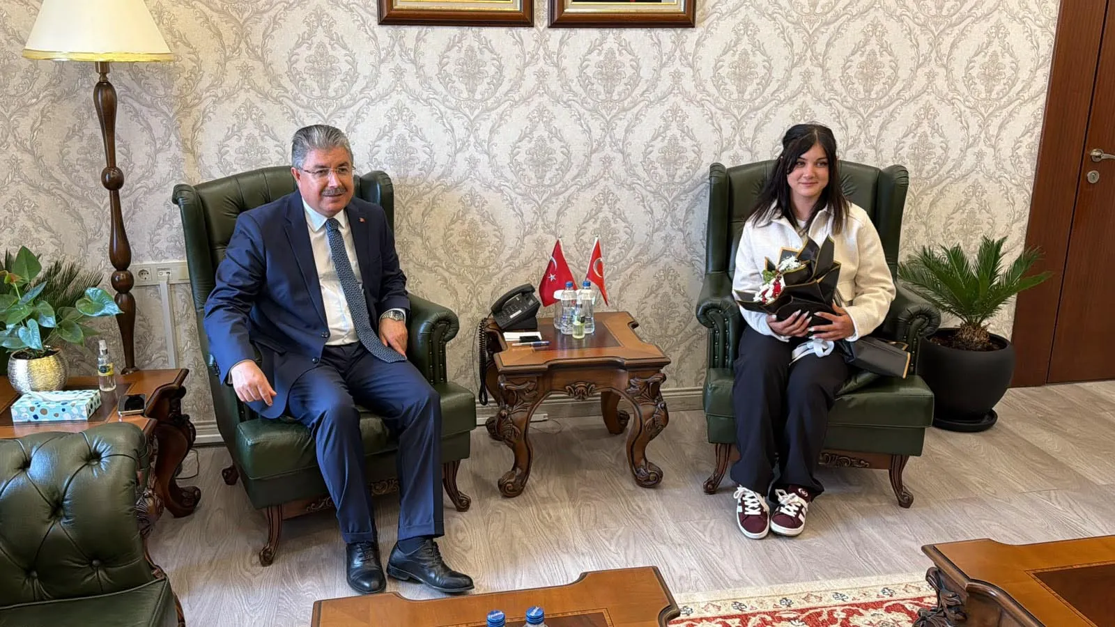 Eskişehir'de bir kuryenin hassasiyeti: Yerdeki bayrağı görünce rotasını değiştirdi