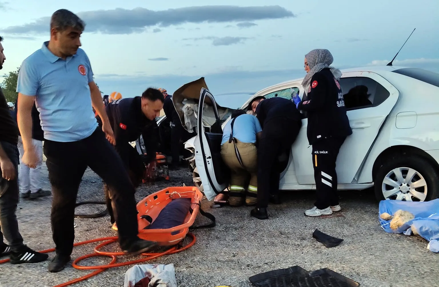 Mutluluk yolculuğu acı bitti: Düğün konvoyunda feci kaza