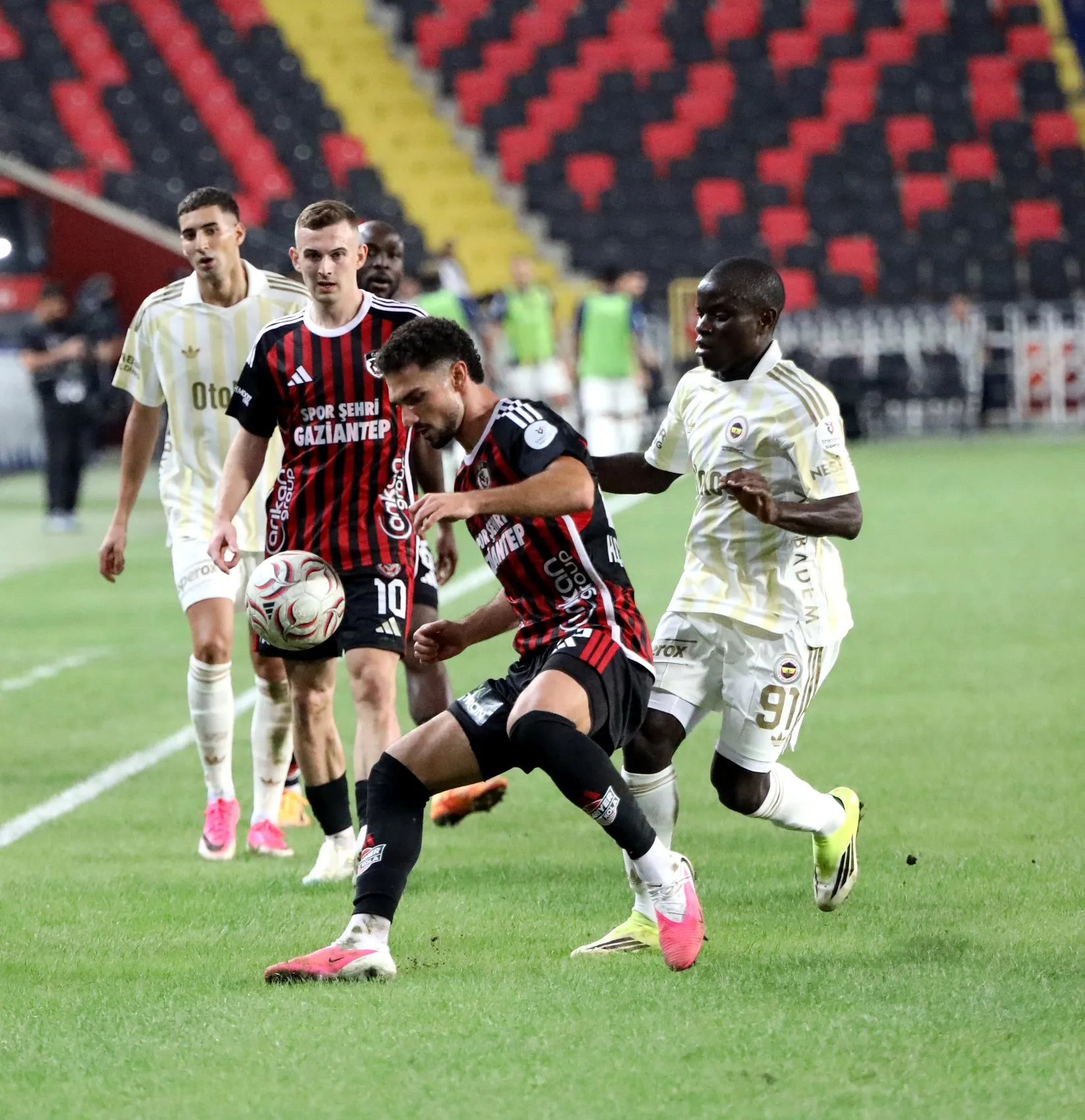 Gaziantep'te nefes kesen düello: Fenerbahçe puanı direklere takıldı
