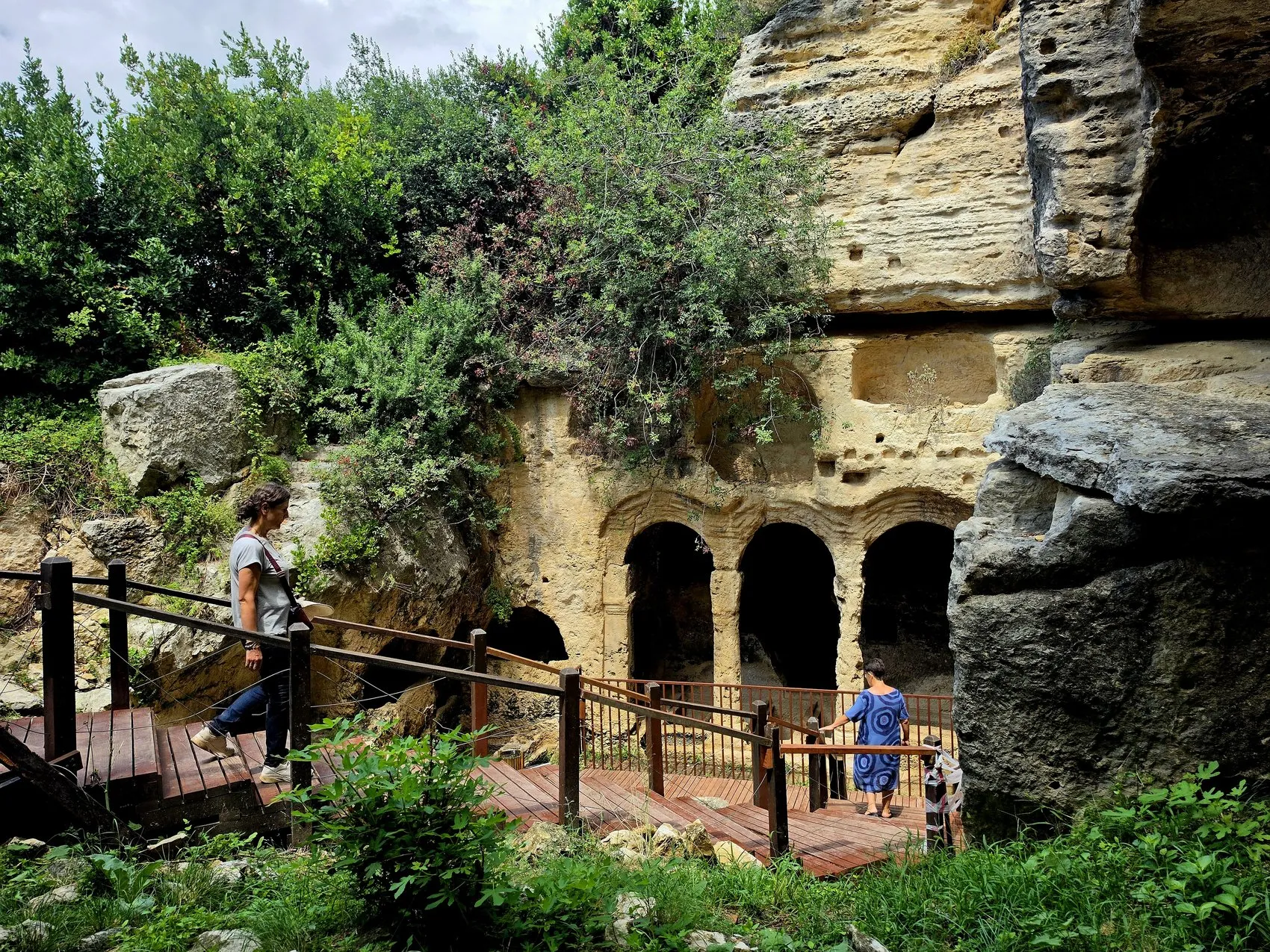 İnsan Emeğinin Devasa Mirası: Binlerce Esirin Kazdığı Tünel Turist Akınına Uğruyor
