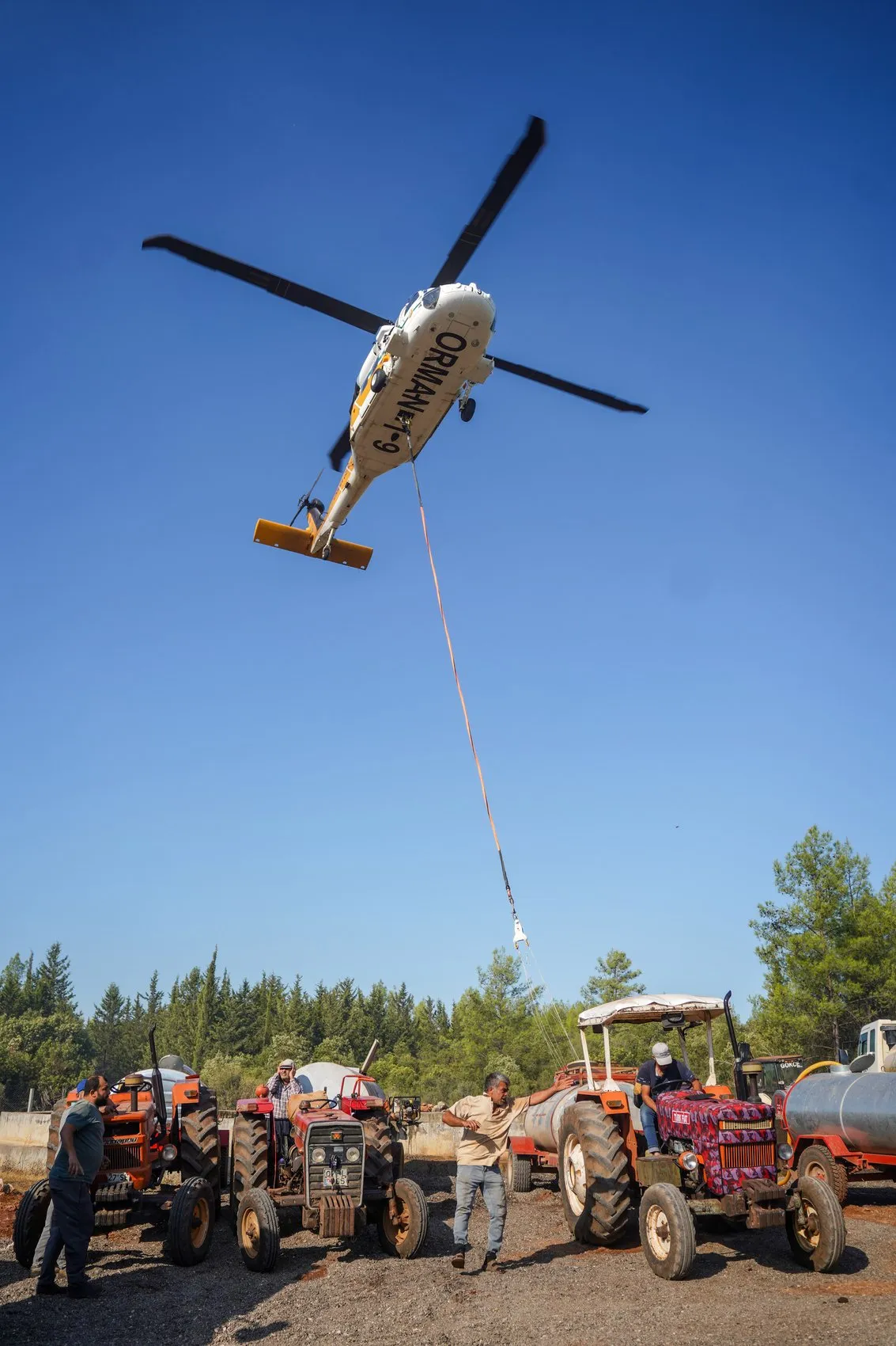 Alevlerle mücadelede imece usulü: Köylüler kendi paralarıyla aldıkları suyu helikopter havuzuna taşıdı