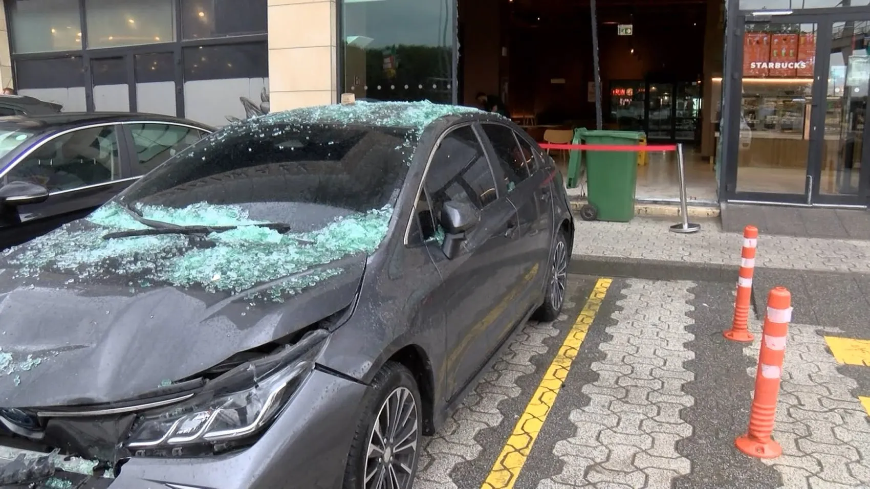 Çekmeköy'de alışveriş merkezinde korku dolu anlar: Kontrolden çıkan cip kafeye daldı