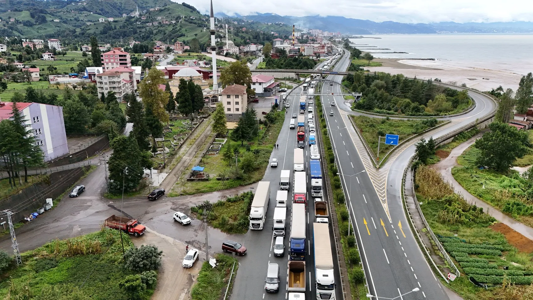Rize'de doğa alarm verdi: Metrekareye 135 kilogram yağış düştü, Karadeniz'in rengi döndü