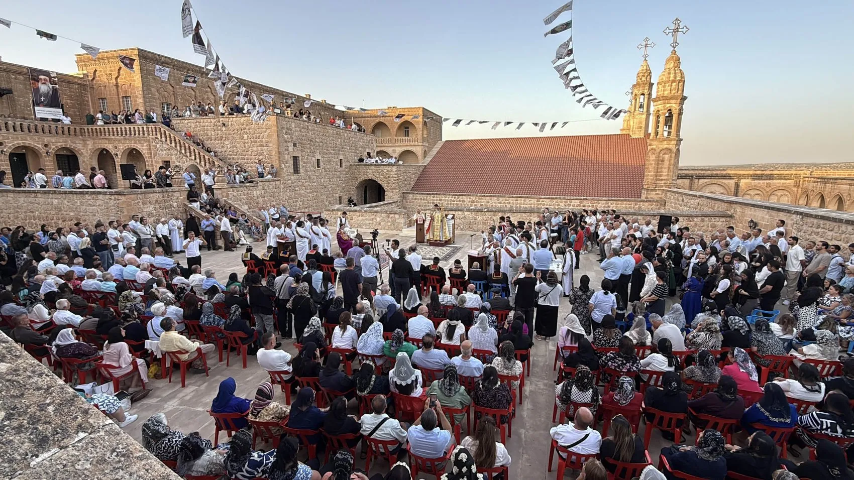 Cübbesinin altında şanlı bir madalya taşıyor: Kıbrıs gazisi Süryani papazın vatan nöbeti