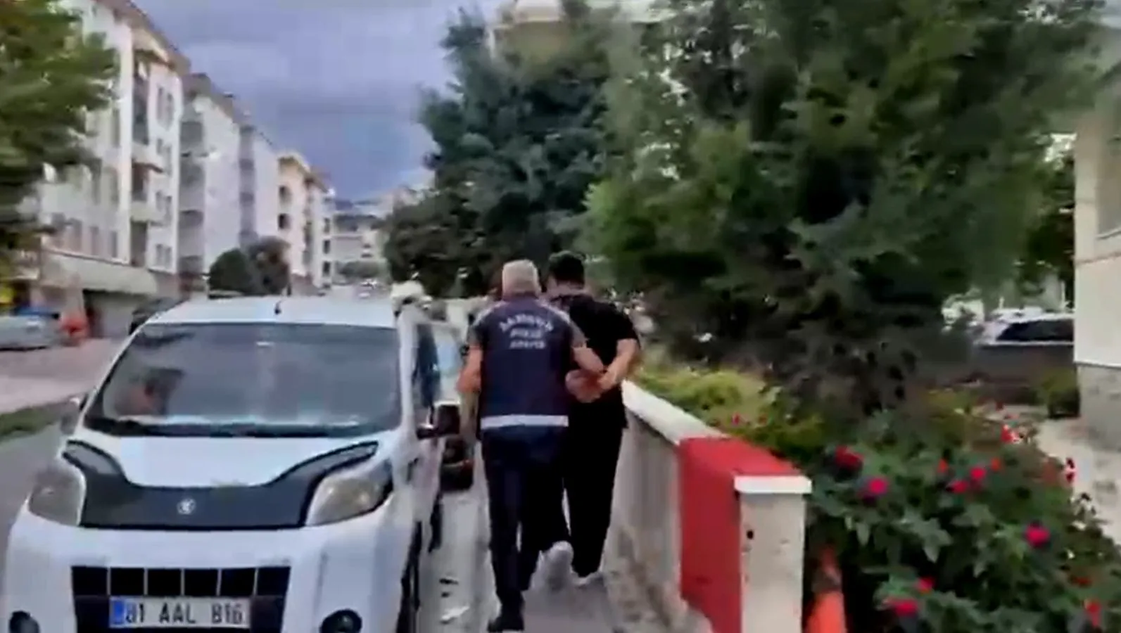 Masaj salonu maskeli fuhuş ağına eş zamanlı darbe