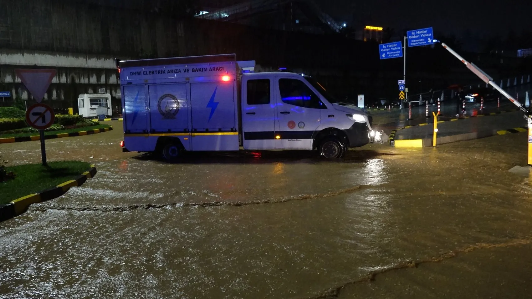 Trabzon'da Gökyüzü Karardı, Şehir Sular Altında Kaldı: Ulaşım Felç Oldu