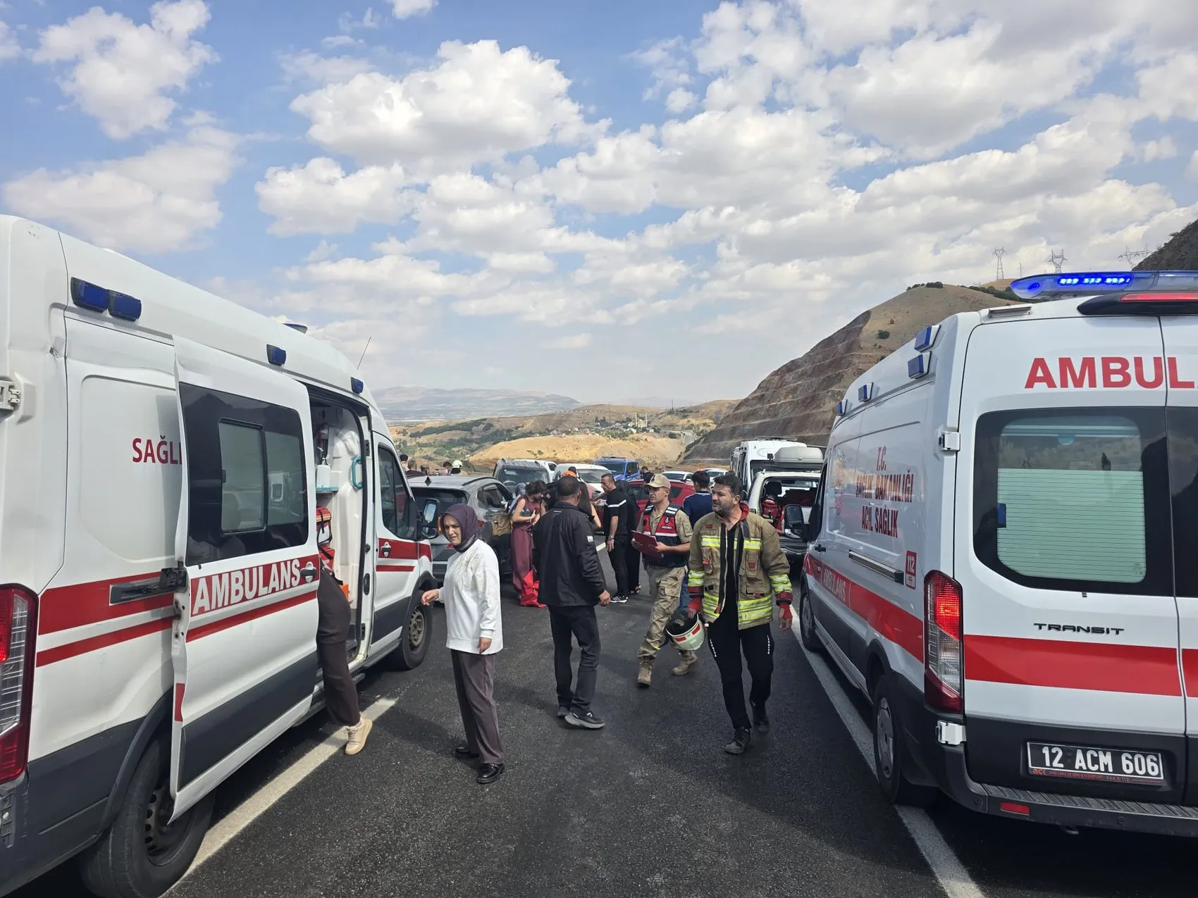 Bingöl kara yolunda sabah dehşeti: Kafa kafaya çarpışan araçlarda 6 kişi yaralandı