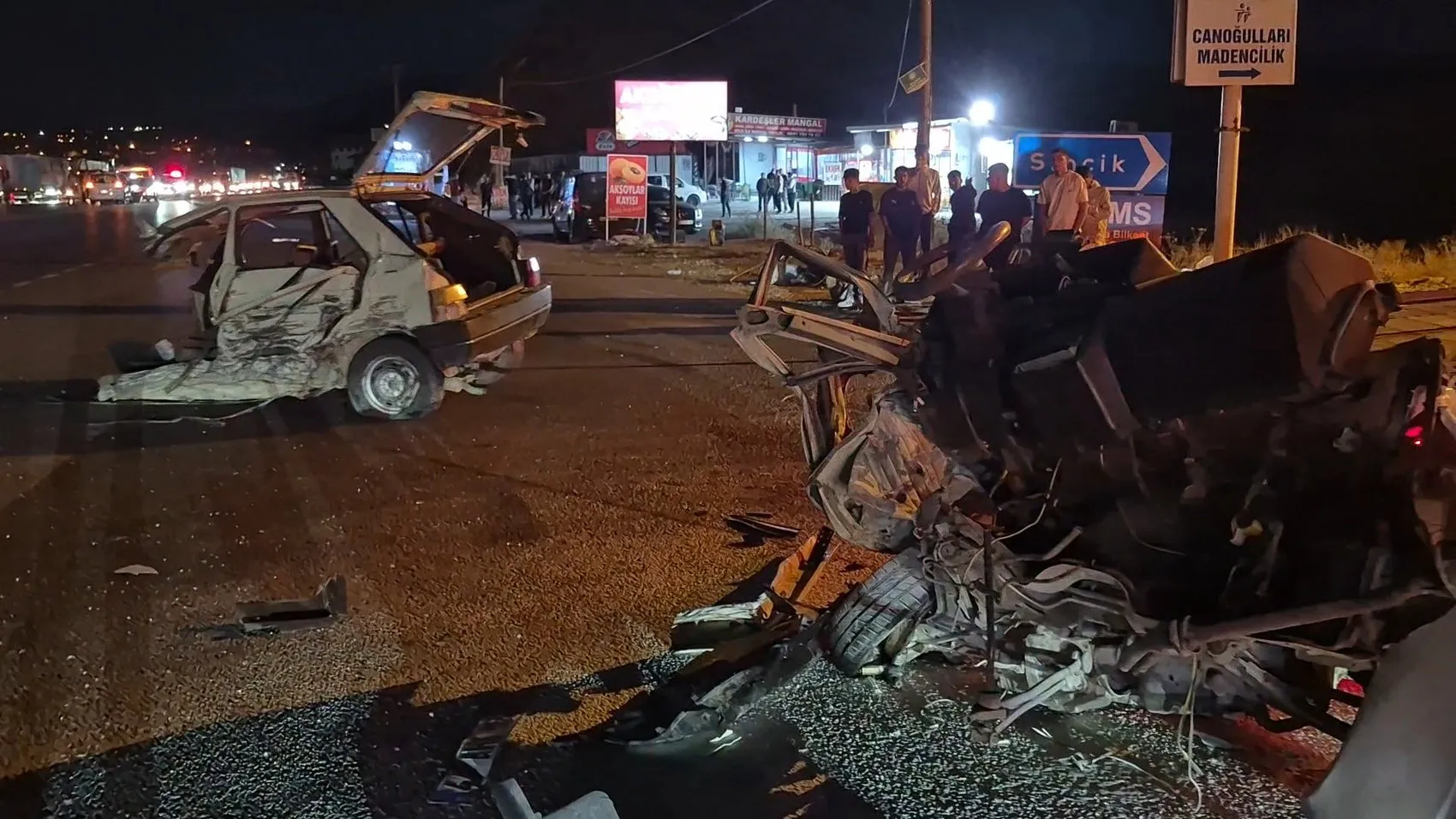 Battalgazi'de dehşet anları: Otomobil ikiye bölündü
