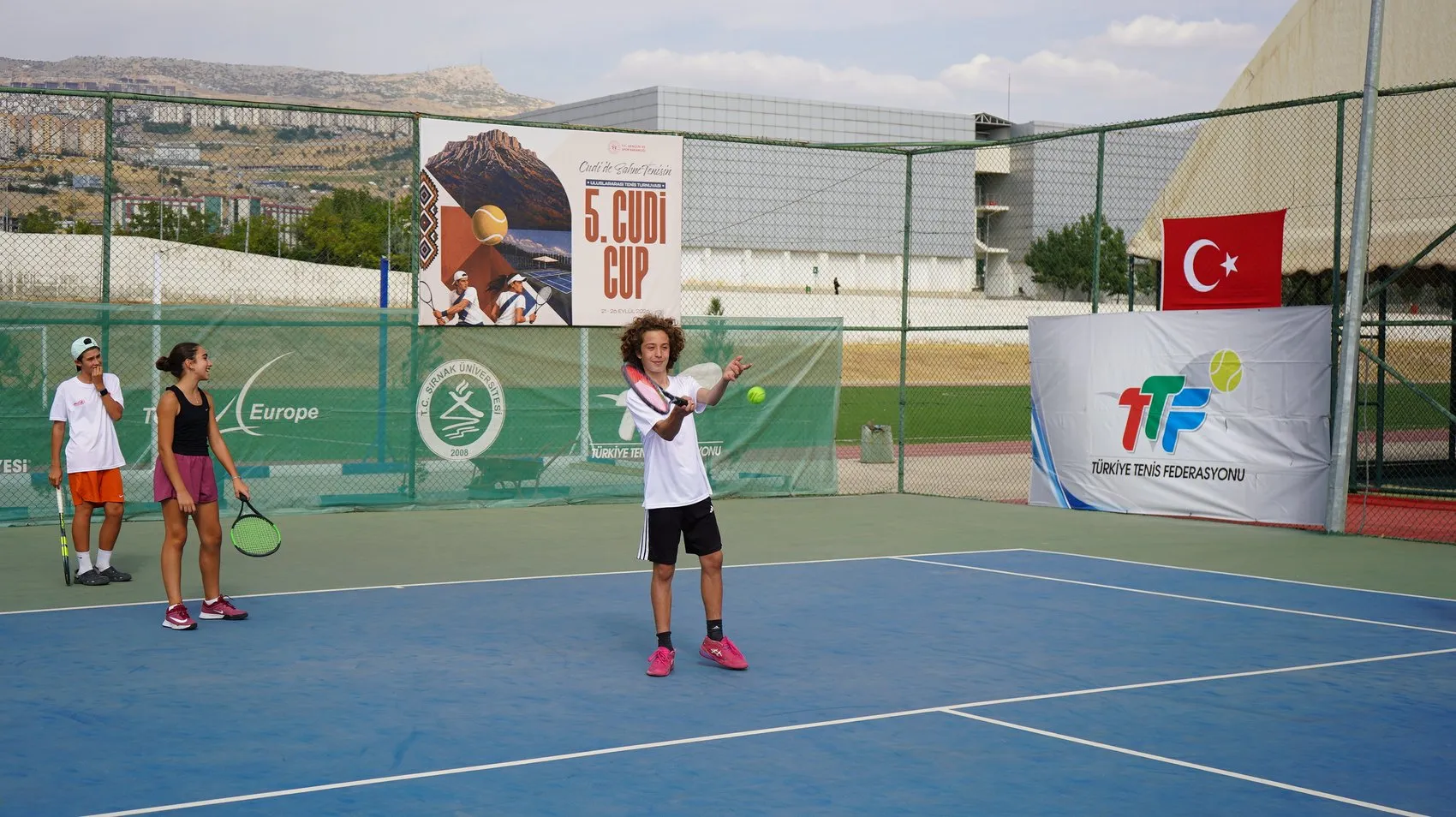 Cudi'nin Eteklerinde Raket Sesleri: Şırnak'ta Uluslararası Tenis Şöleni Başladı