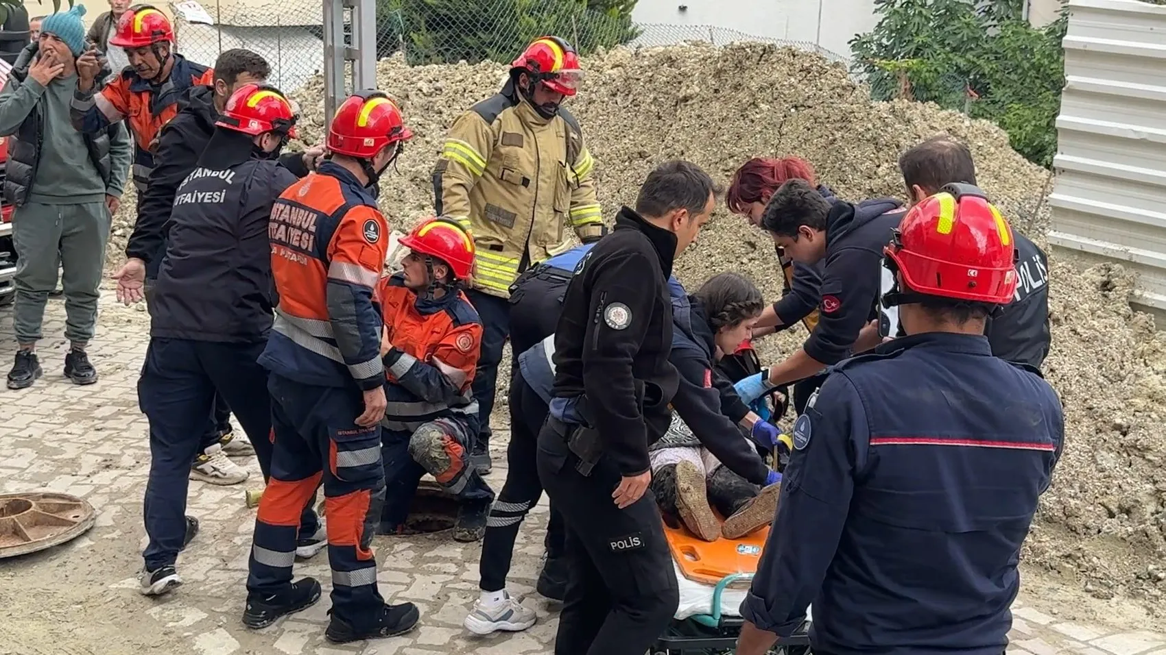 Avcılar'da yürüyüş yolu kabusa döndü: Rögar kapağı 76 yaşındaki kadını yuttu