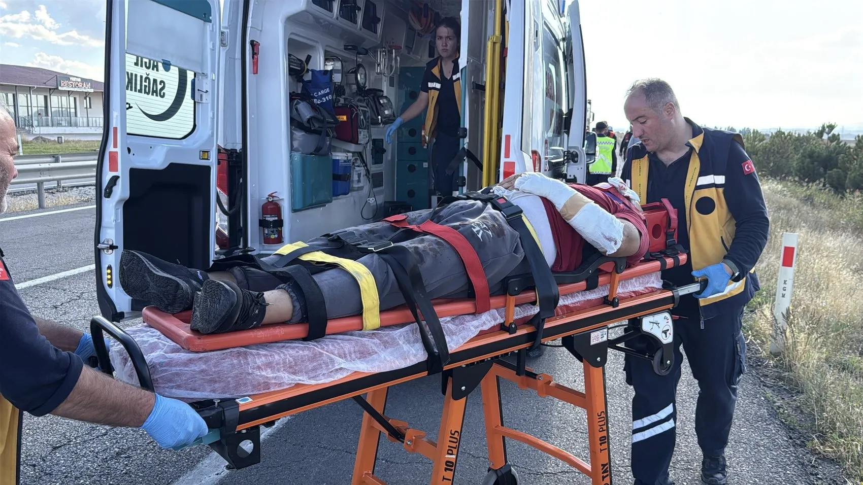 Sivas-Kayseri yolunda dehşet anları: Otomobil TIR'a çarptı, 6 kişi hastanelik oldu