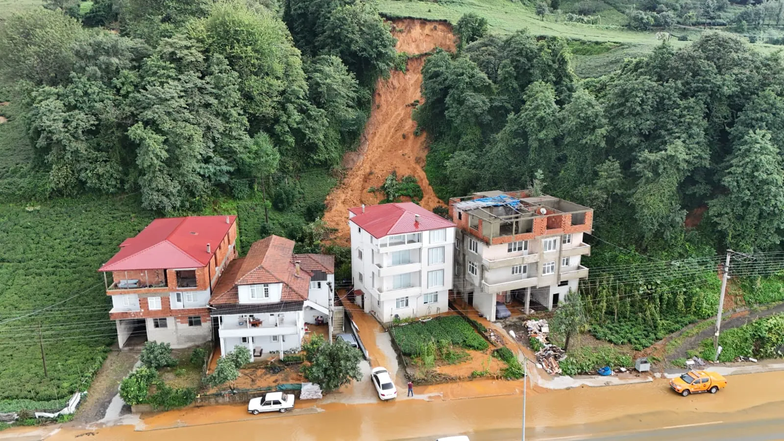 Rize'de doğa alarm verdi: Metrekareye 135 kilogram yağış düştü, Karadeniz'in rengi döndü
