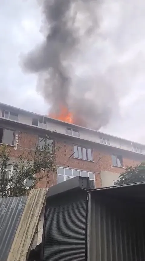Sultanbeyli'de boş binadan yükselen alevler paniğe neden oldu