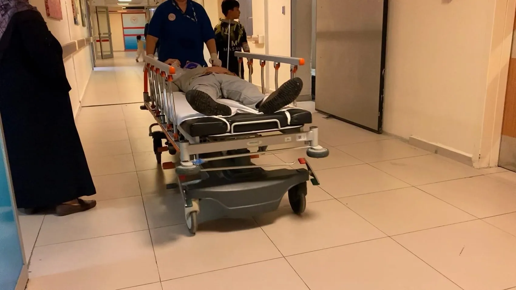 İnegöl'de yağmur kazayı beraberinde getirdi: Ağaca çarpan araçta iki yaralı