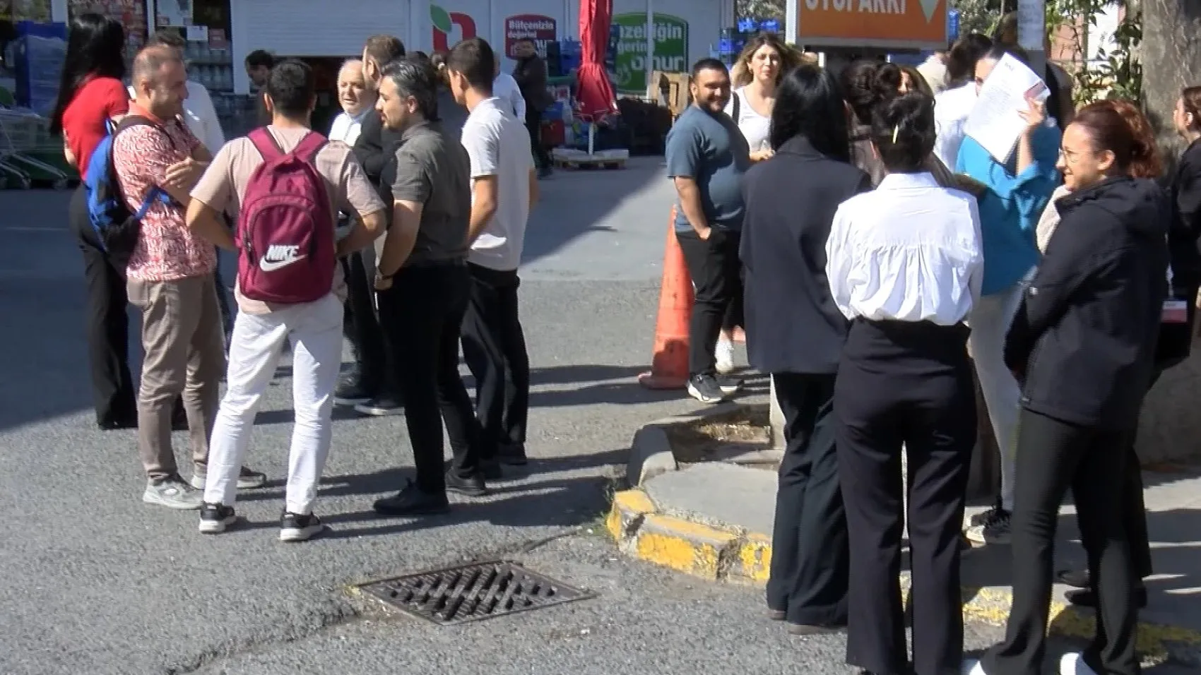 Küçükçekmece'de elektrikli araç paniği: Otoparkta dumanlar yükselince iş merkezi boşaltıldı