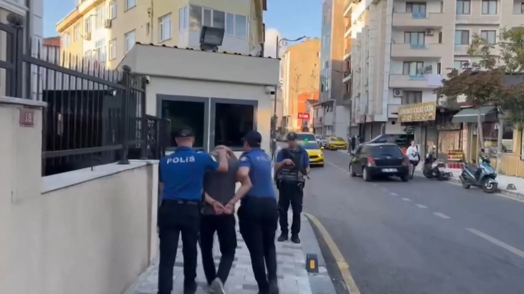 Şişli'de sokak ortasında skandal anlar: Atatürk'e hakaret eden şüpheli kıskıvrak yakalandı