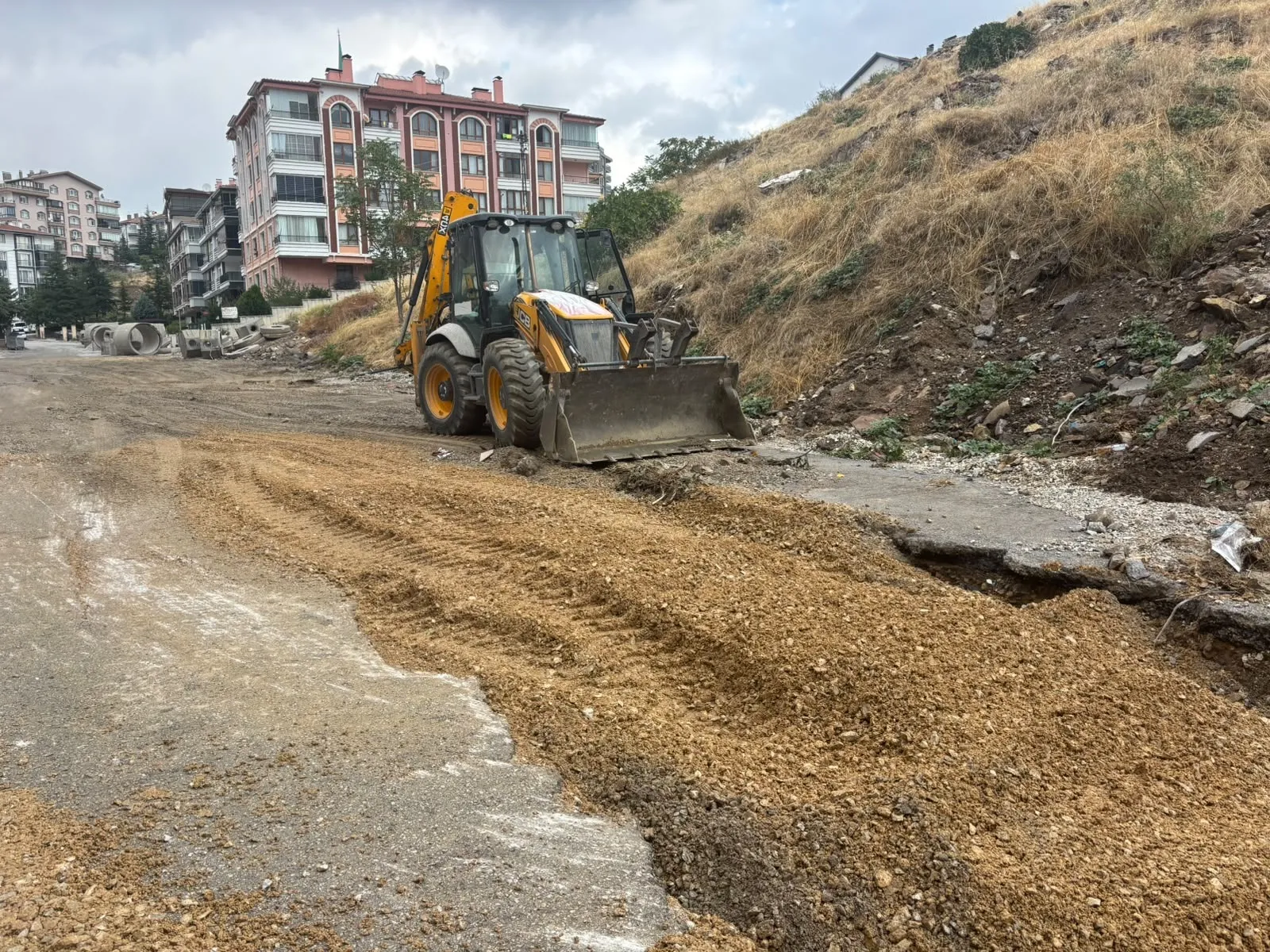 Başkentte sağanak kabusu: Altyapı çalışması yarım kalınca 20 araç çukura gömüldü
