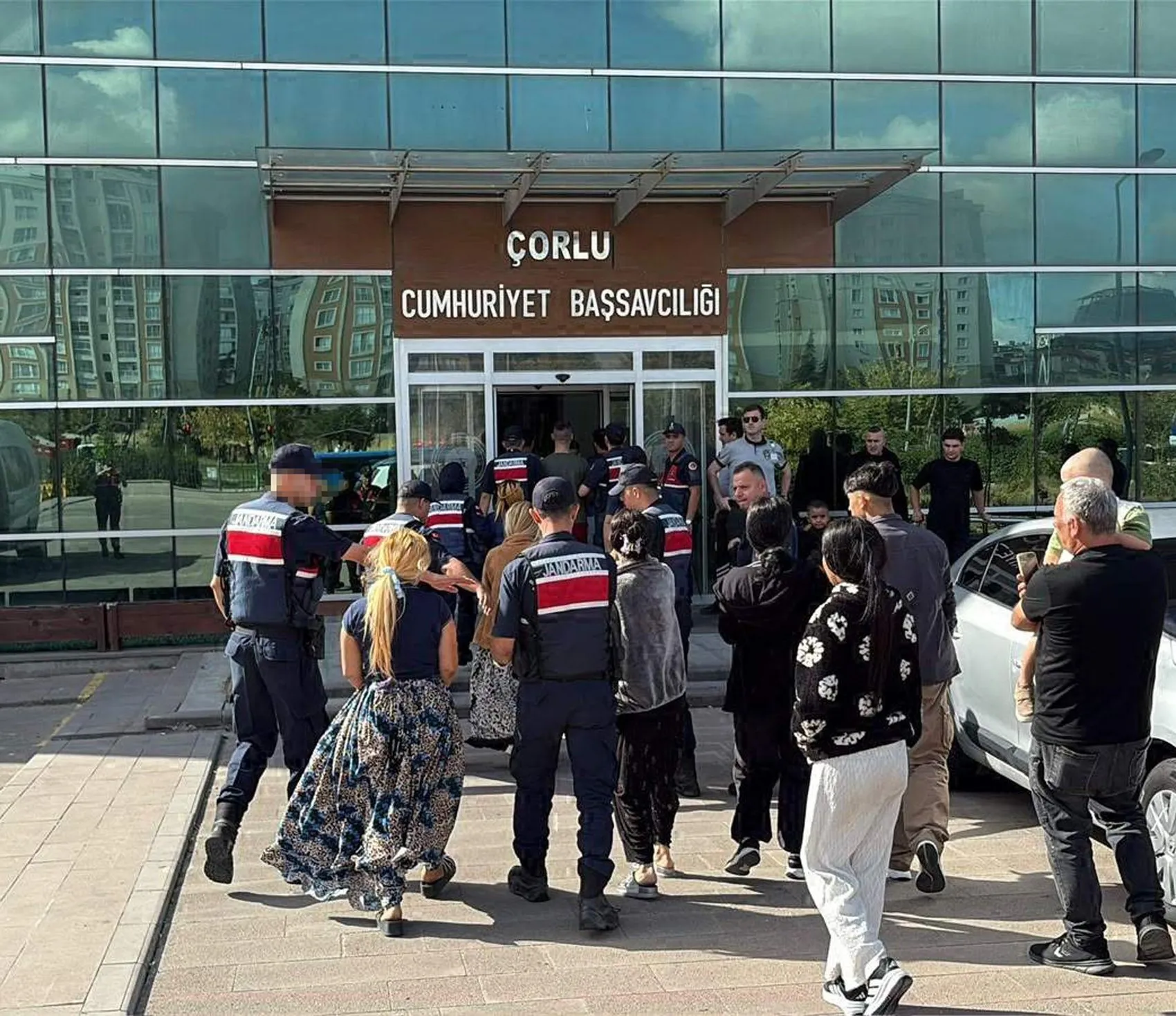 Çorlu'da saklandıkları evde yakayı ele verdiler: Vazonun içinden çıkanlar şoke etti