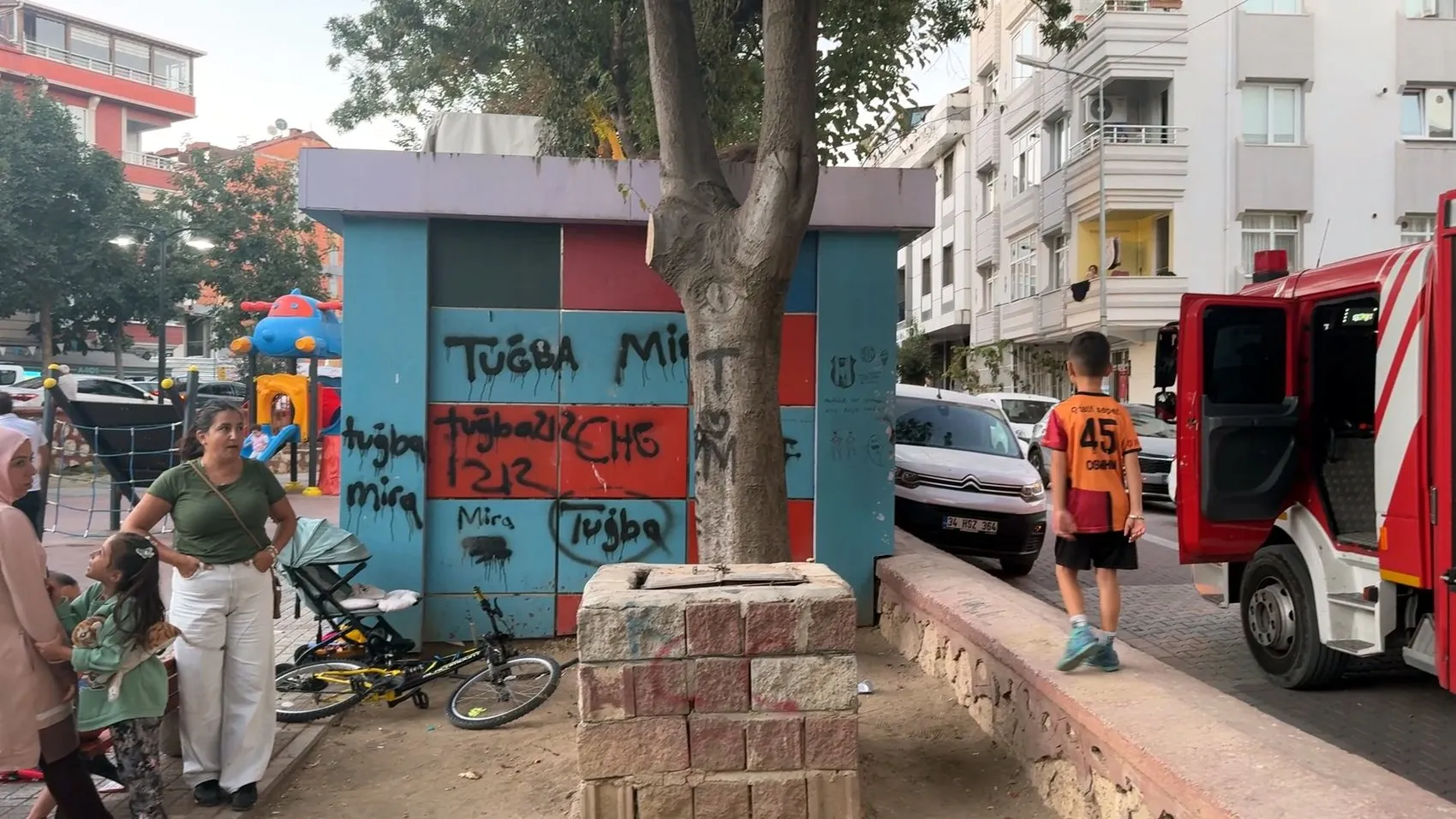 Avcılar'da parkta korku dolu anlar: İki saat boyunca trafonun tepesinde mahsur kaldı