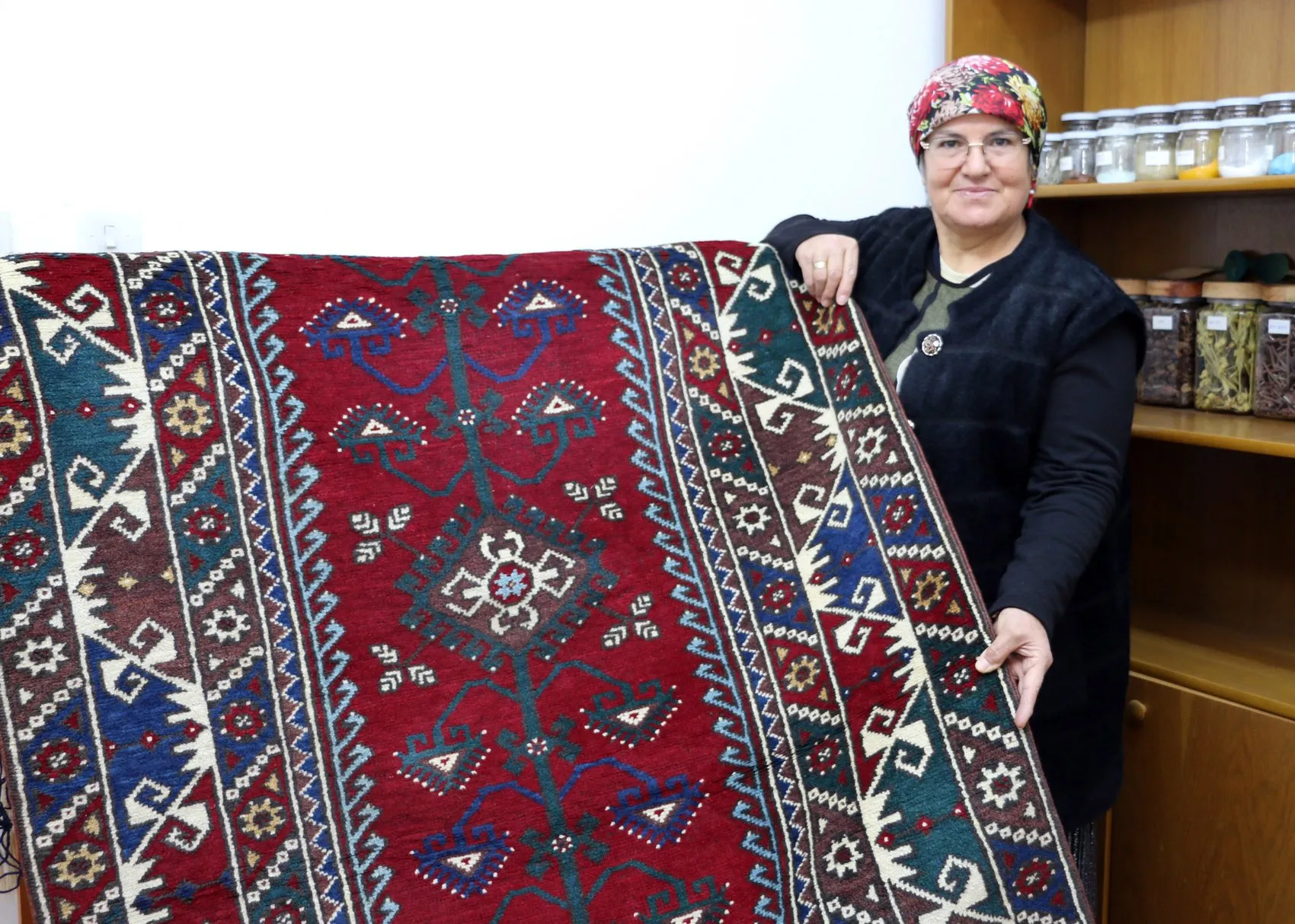 13 yaşında kendi evini inşa ettiren zanaatkar: Halı tezgahında geçen bir ömür