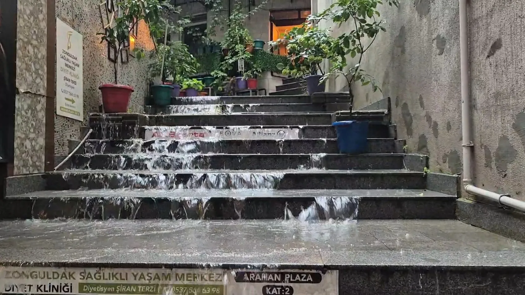 Zonguldak kıyılarında ürküten değişim: Şiddetli yağış denizin rengini değiştirdi