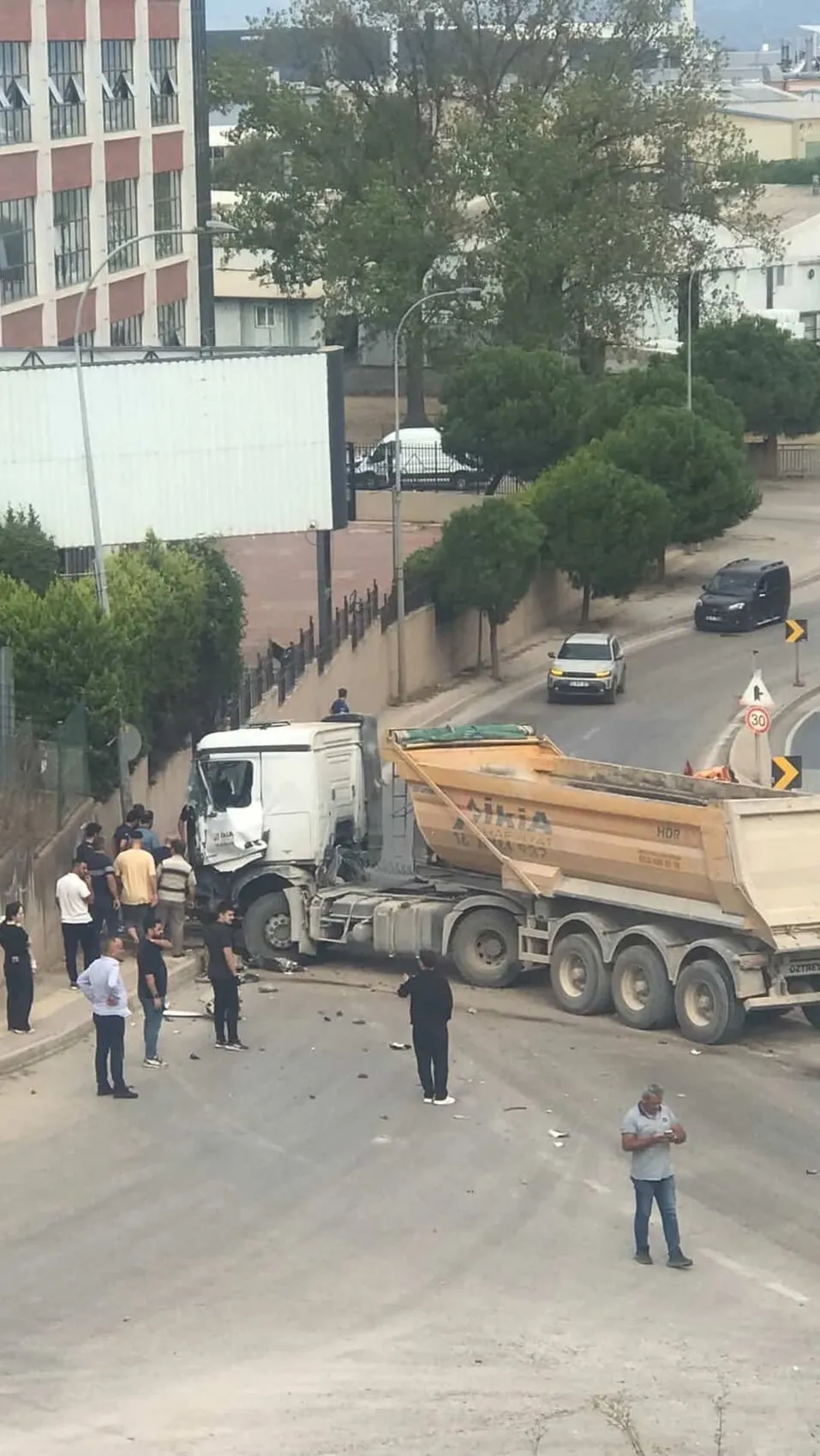 Bursa'da dehşet anları: Refüjü aşan hafriyat kamyonu ortalığı birbirine kattı