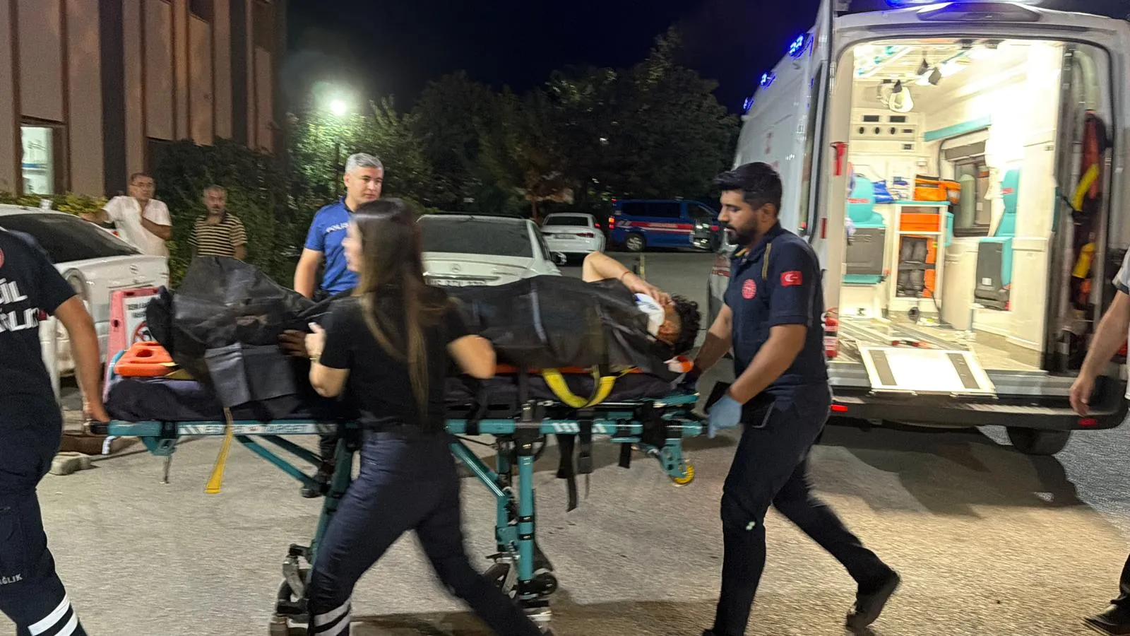 Kahta'da gece vakti dehşet: Kaldırımda otururken otomobilin hedefi oldu