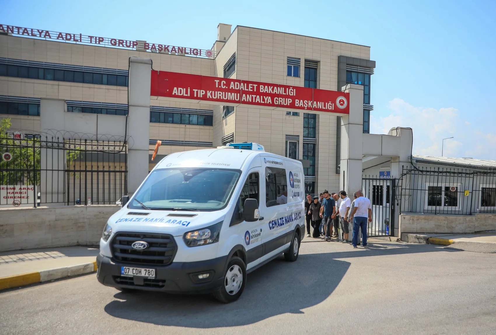 Finike'deki acı kaza sonrası yürek burkan veda: Genç sağlıkçı son yolculuğuna uğurlanıyor