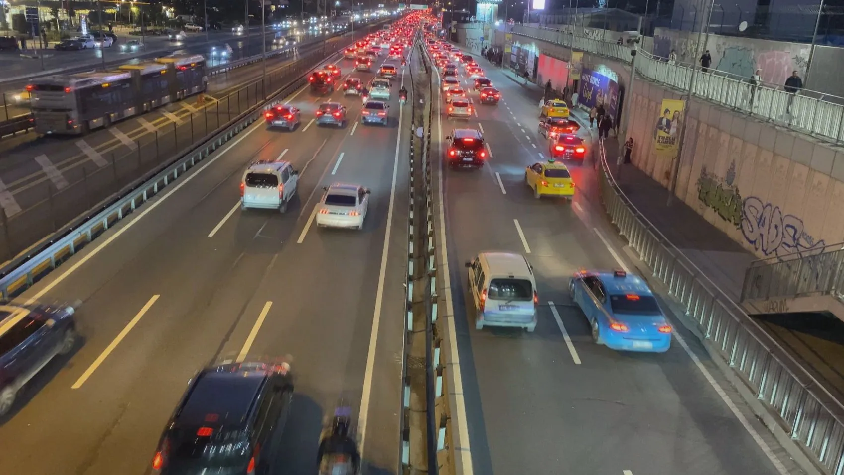 Megakentte akşam trafiği kilitlendi: İstanbullular yollarda mahsur kaldı