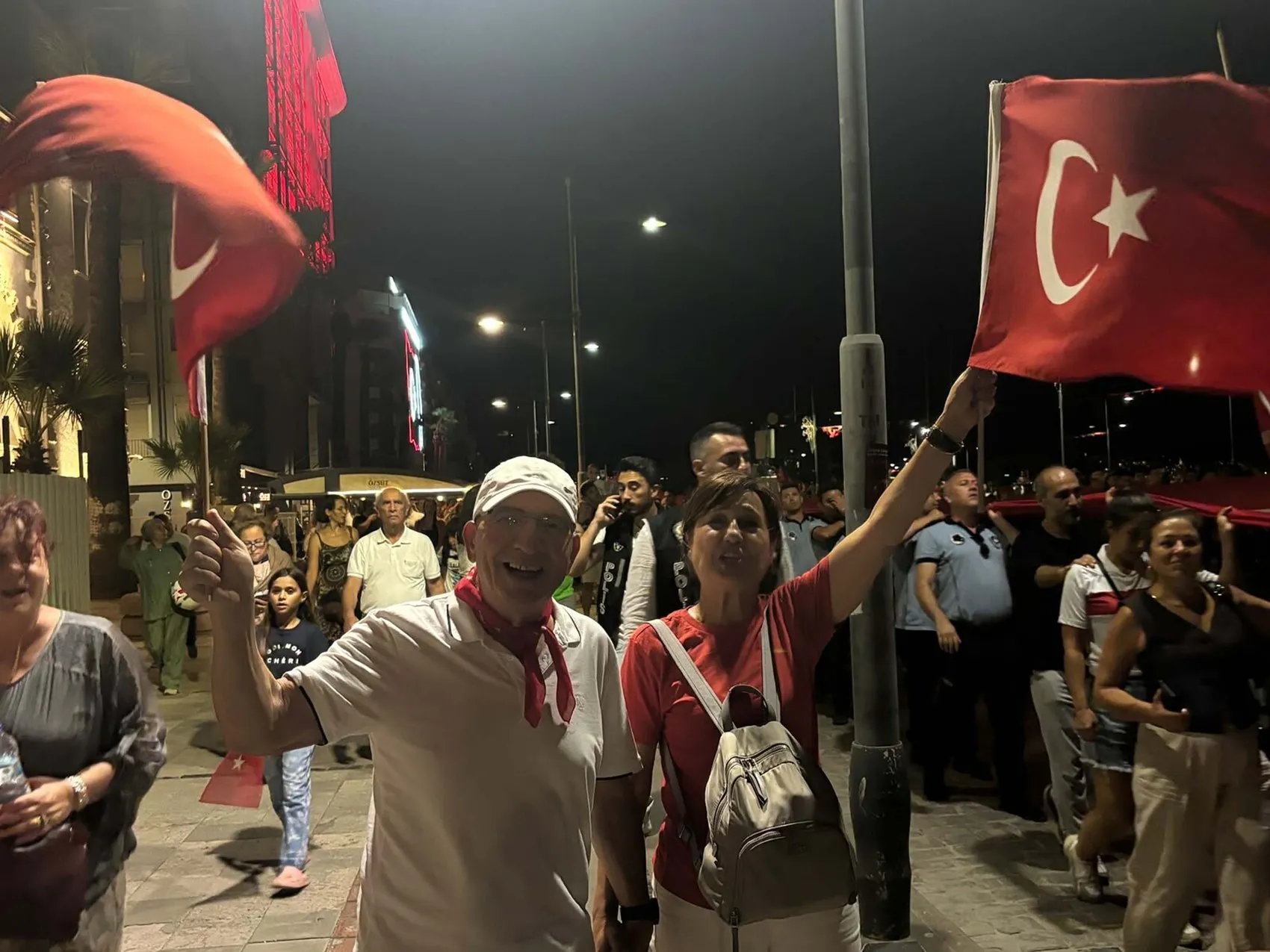 İzmir'de 350 metrelik dev bayrakla kurtuluş coşkusu