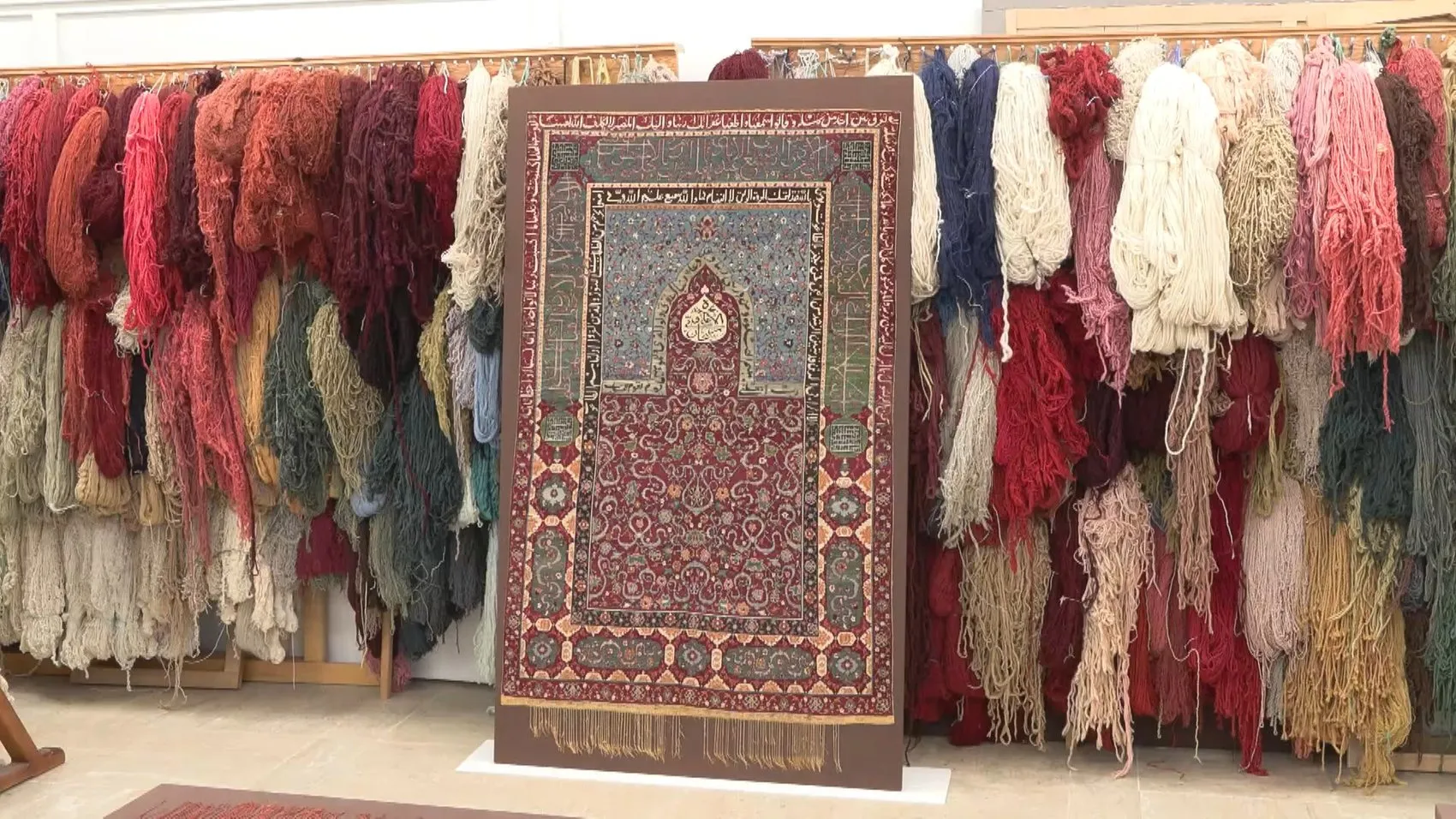 Sarayın gizli hazineleri gün yüzüne çıkıyor: 500 yıllık seccadelerdeki sır perdesi aralandı