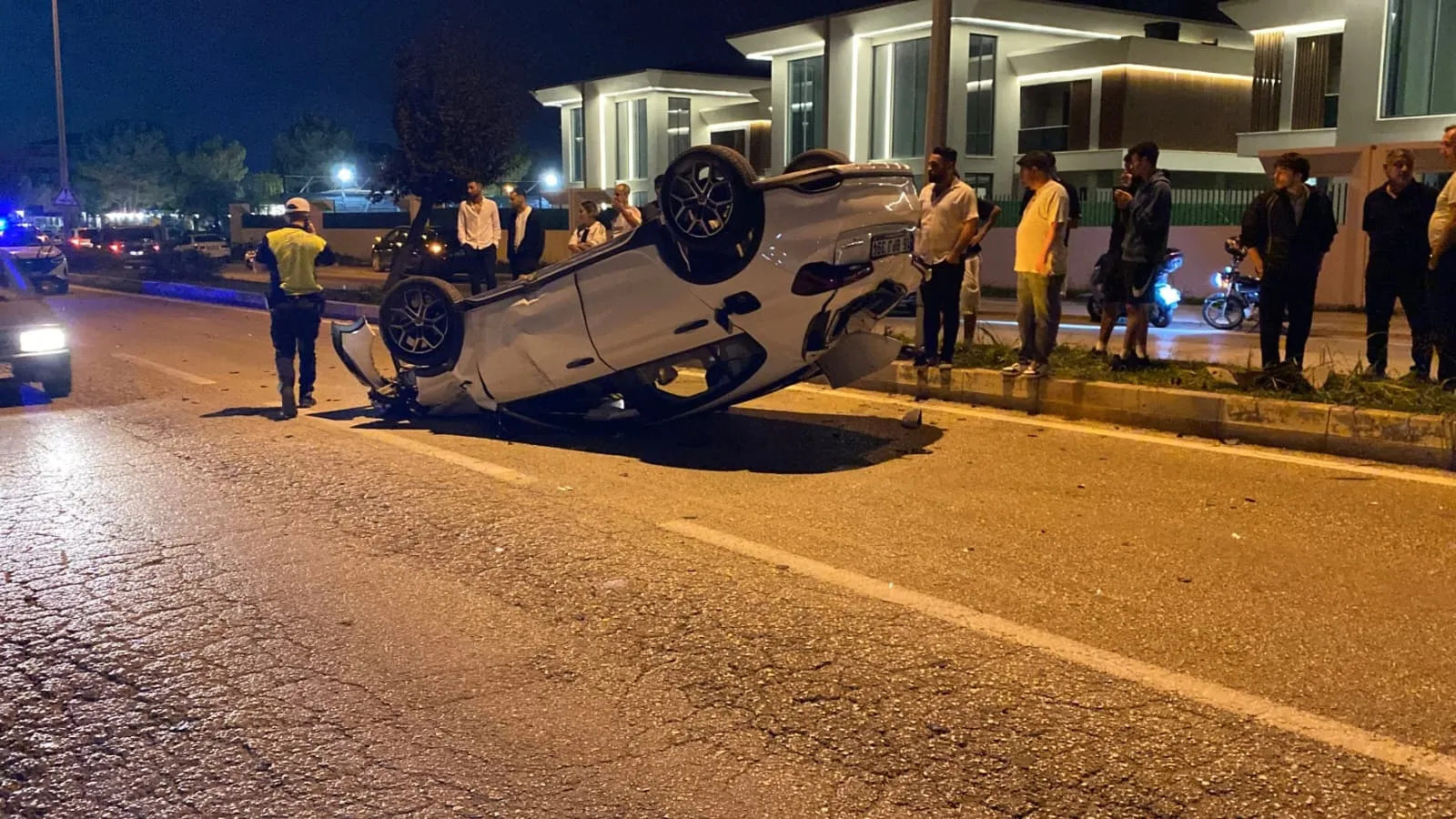 İnegöl'de gece yarısı dehşeti: Takla atan otomobilden sağ çıktılar