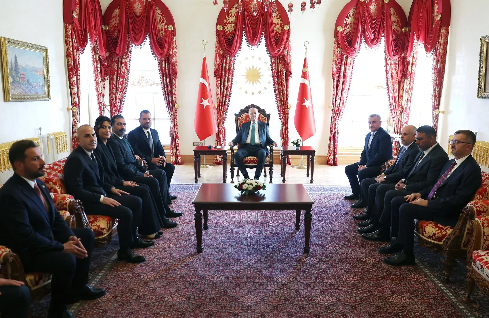 Dolmabahçe'de kritik zirve: Türk futbolunun zirvesindeki isimler bir araya geldi