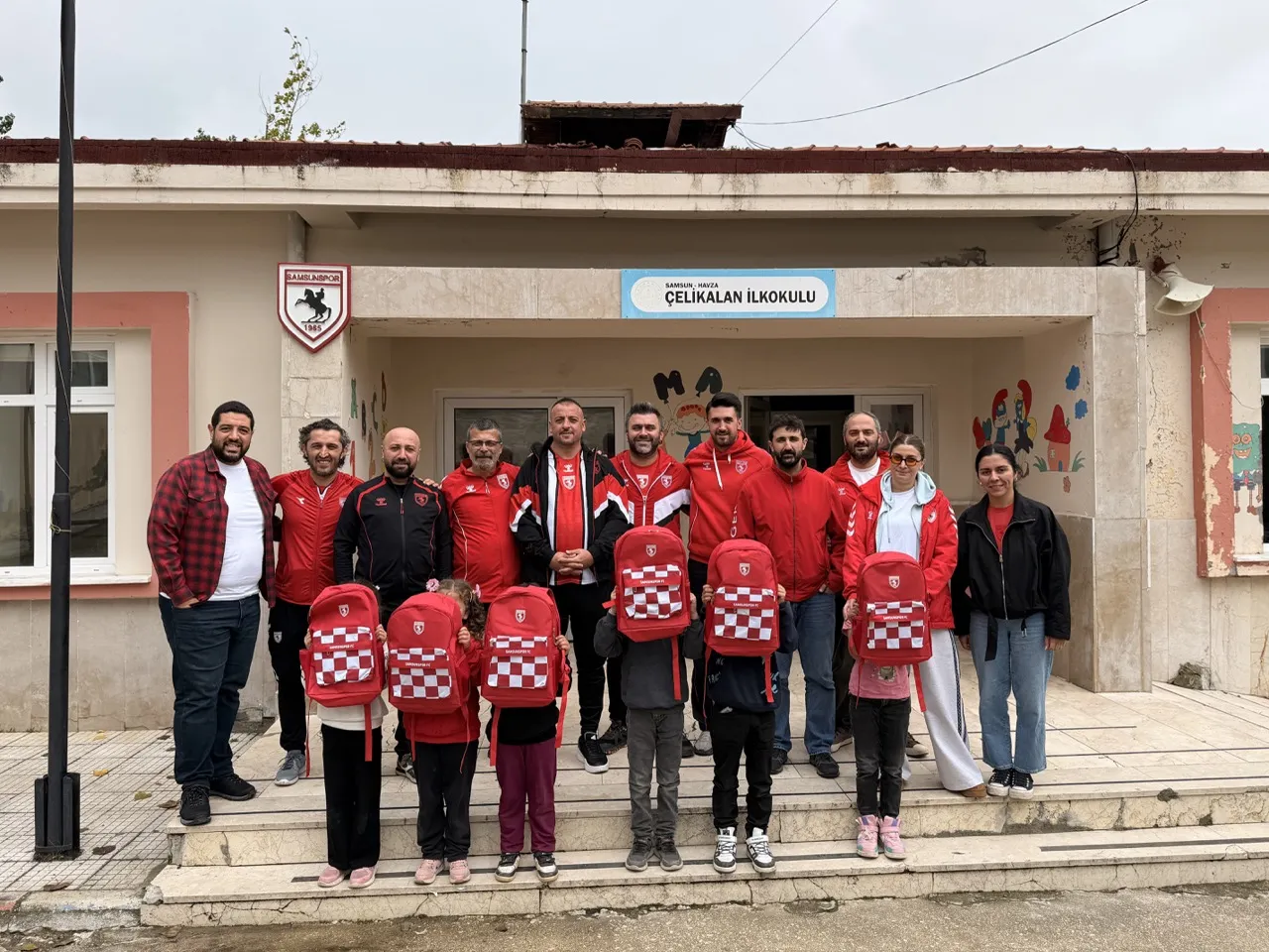Samsunspor sevgisi kırsaldaki sınıflara taşındı: Minik öğrencilere anlamlı destek