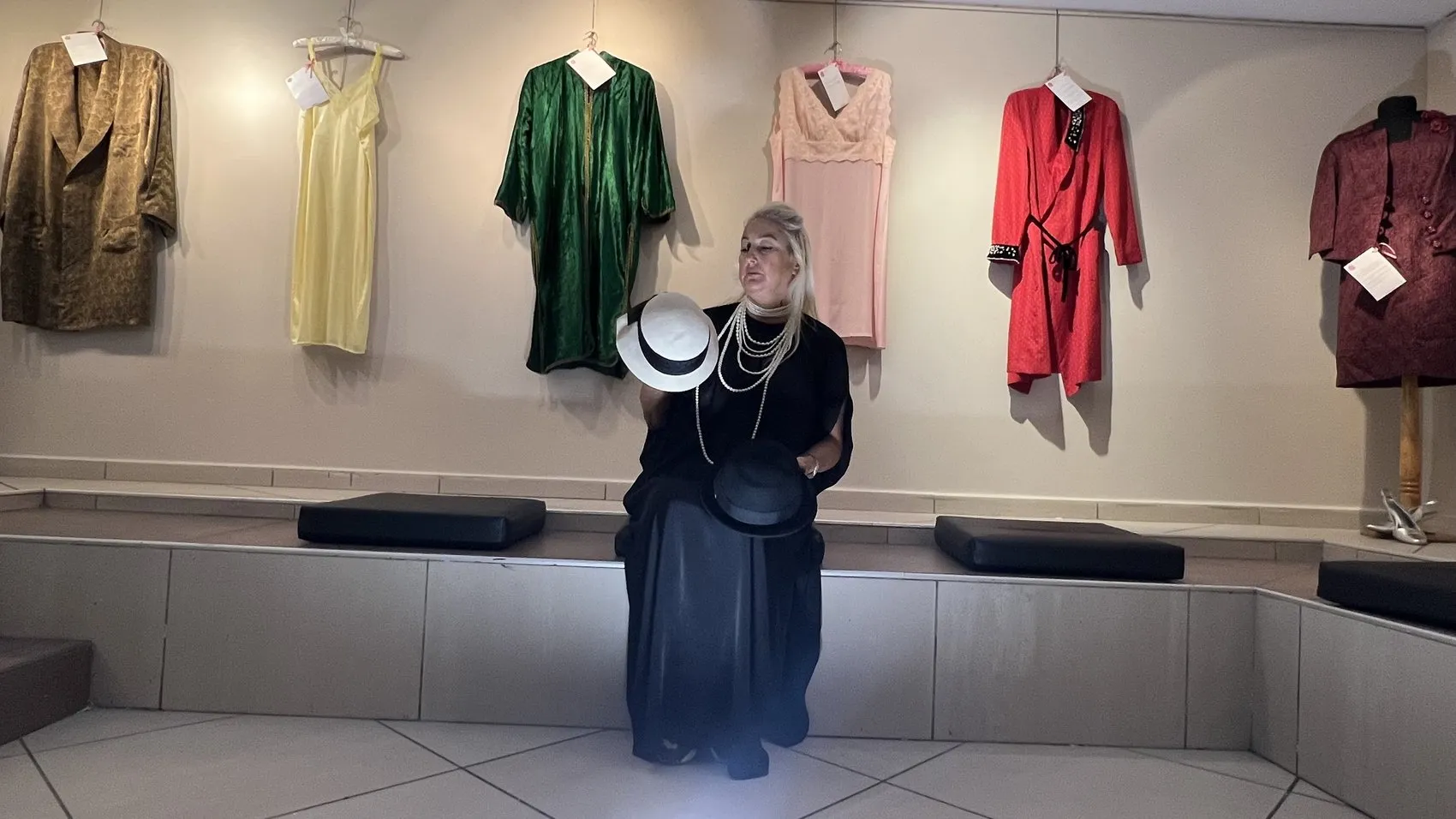 Sandıktan çıkan 60 yıllık hatıralar: Bir ailenin moda mirası sanat galerilerinde hayat buluyor